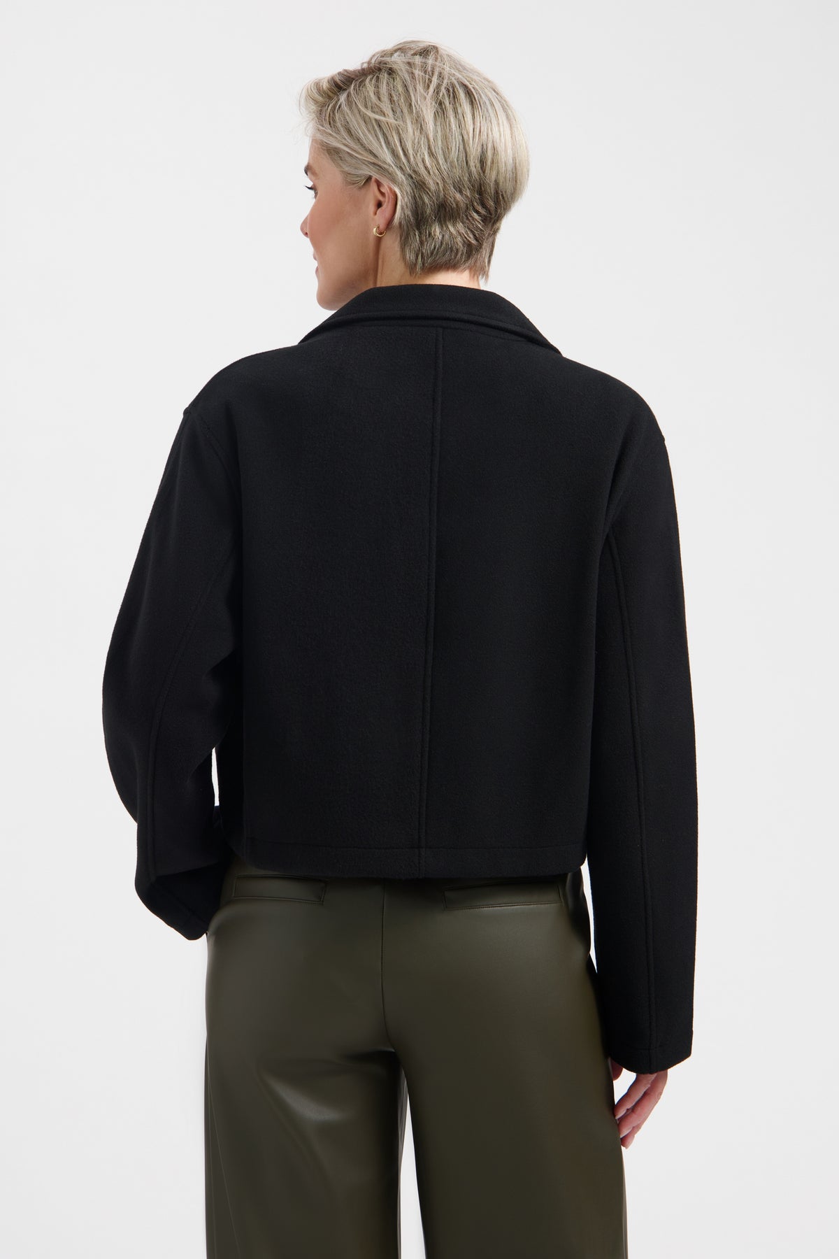 Zwarte Lady Day jas voor dames, model Arden L49-301-3445, met getailleerde pasvorm en stijlvolle details.