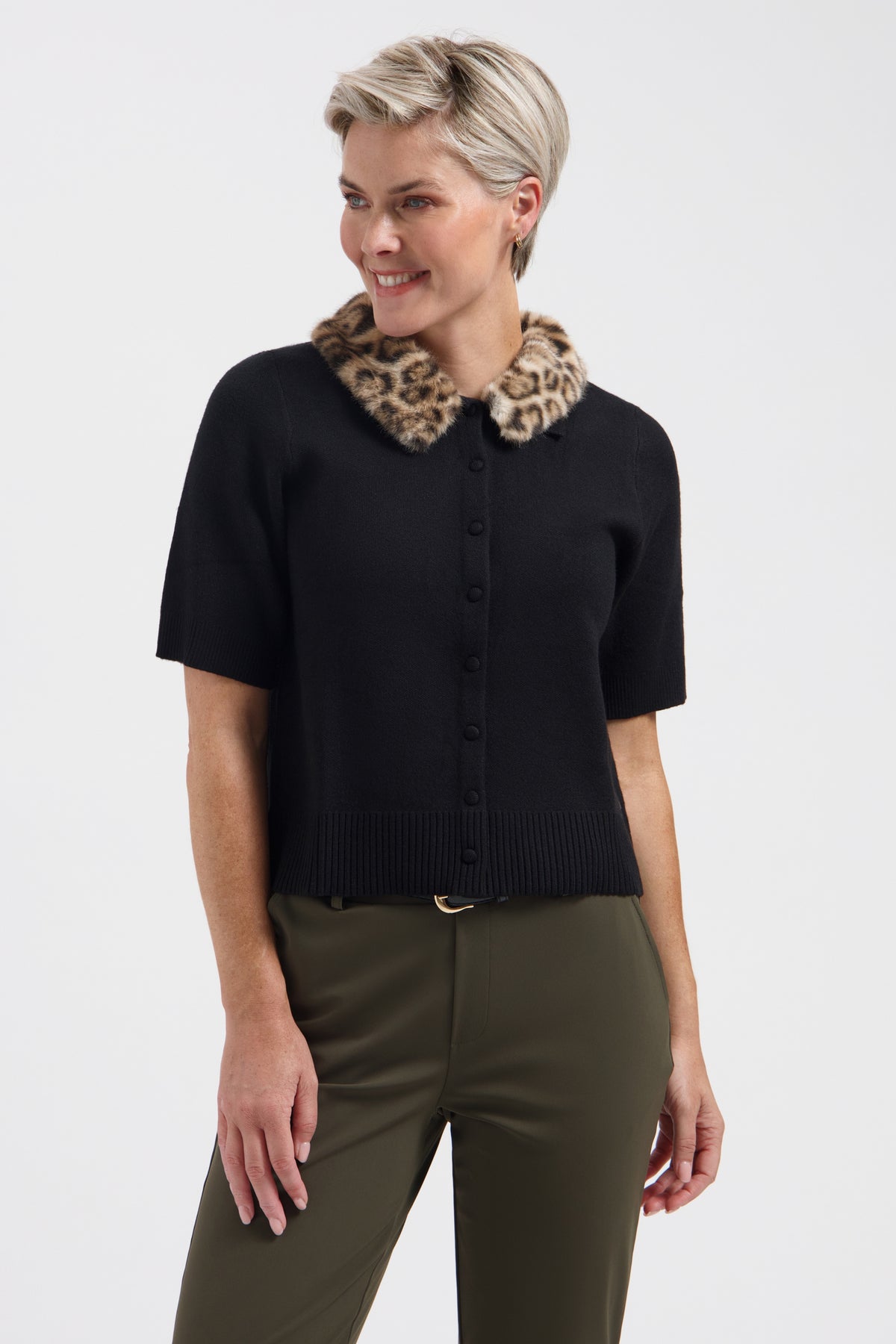 Zwarte Lady Day top Marlot L29-601-3473 met ronde hals en korte mouwen, gedragen door een model op een witte achtergrond.