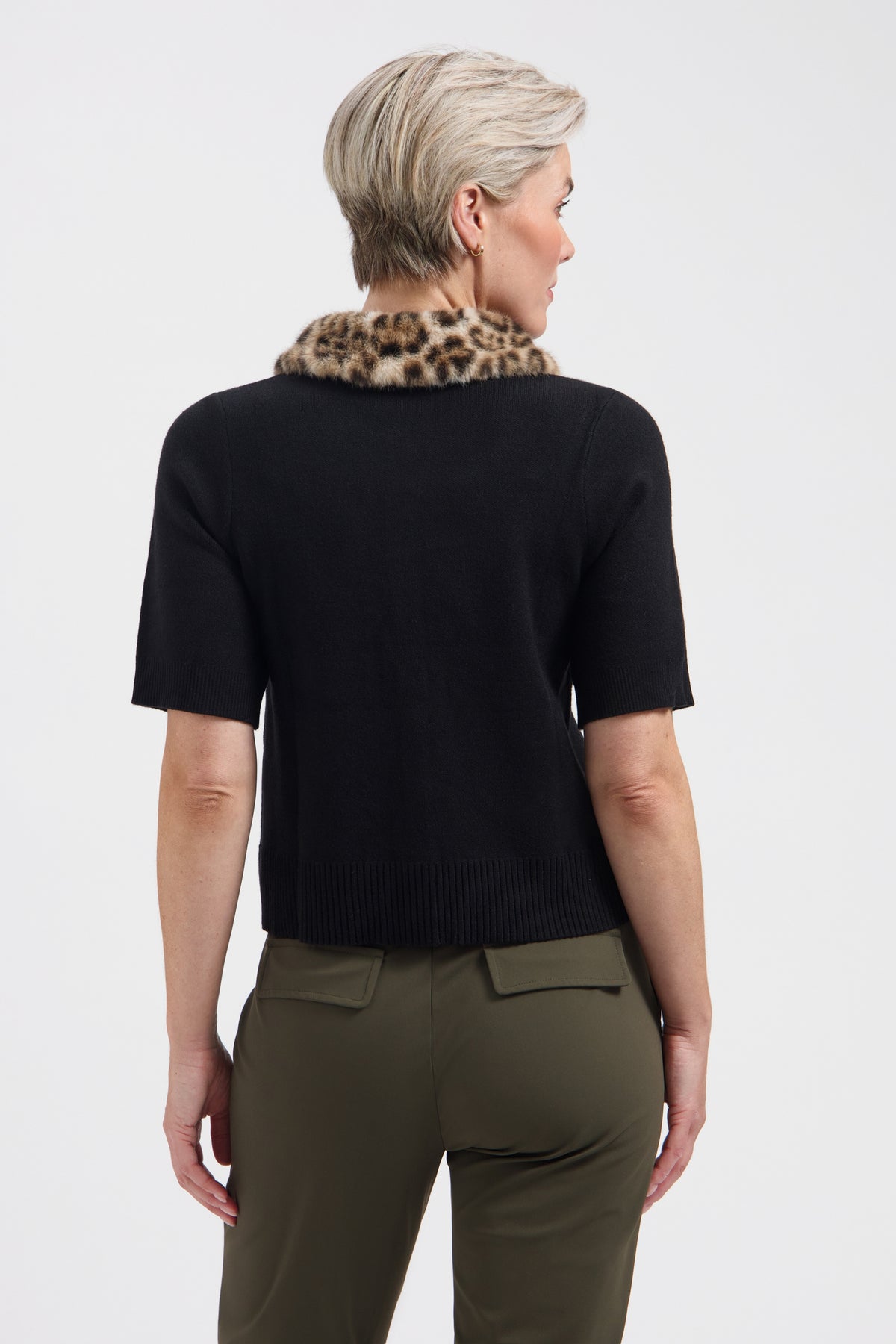 Zwart Lady Day Top Marlot L29-601-3473, close-up van de stijlvolle damestop met ronde hals en elegante pasvorm.