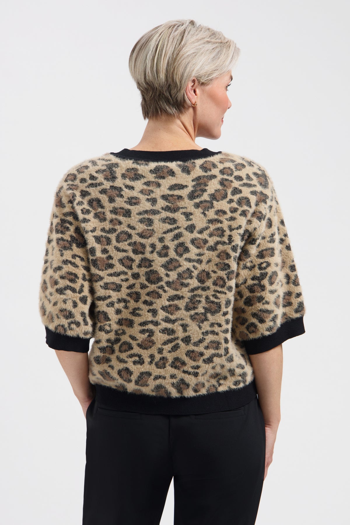Kleurrijke Lady Day Top Lucia met multicolor patroon, casual en stijlvol, gedragen door een model.