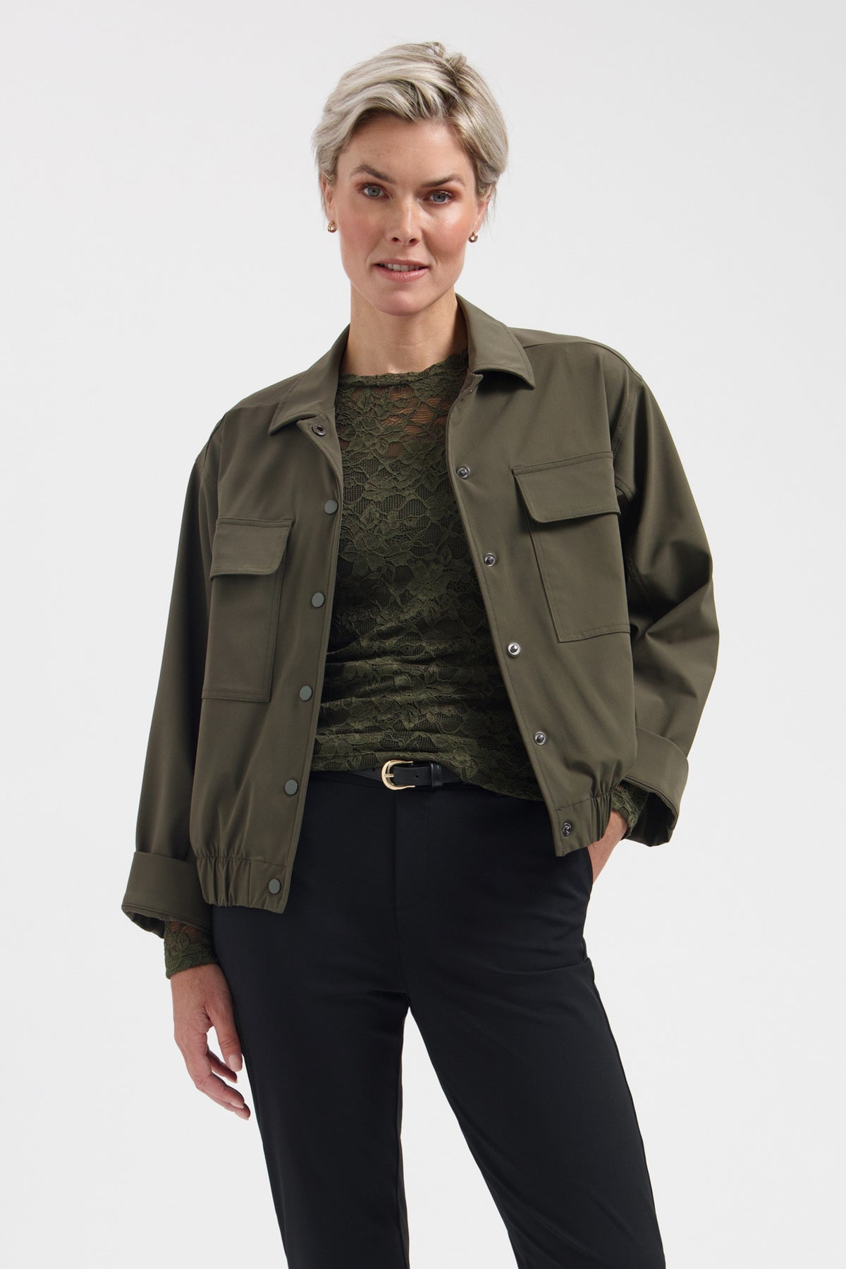 Lady Day reiskleding Brighton Travel Jacket in diepgroen, close-up van de waterafstotende buitenkant en stijlvolle snit