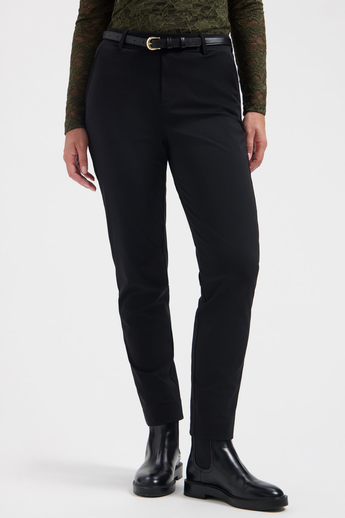 Zwarte Lady Day Travel Broek Scout met rechte snit, zichtbaar op de afbeelding.