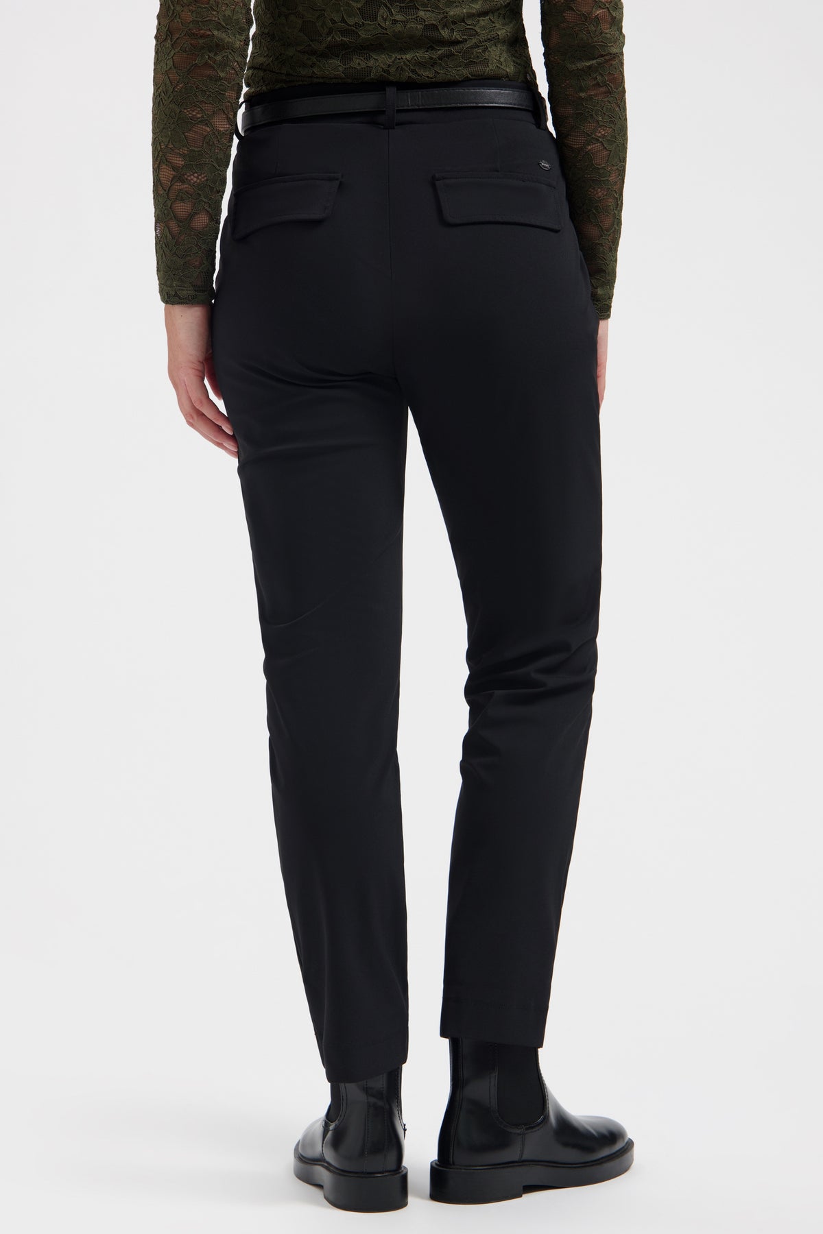Zwarte Lady Day Travel Broek Scout L14-475-3407 met comfortabele pasvorm en praktische zakken, gedragen door een model.