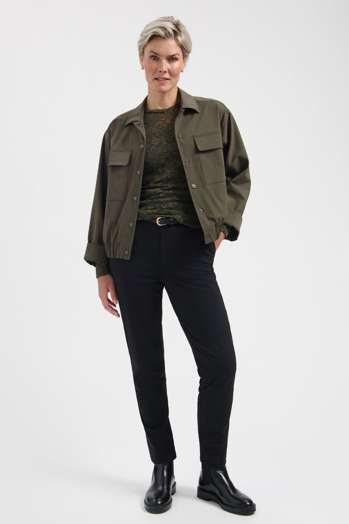 Zwarte Lady Day travel broek Scout L14-475-3407 met comfortabele pasvorm en praktische details, zichtbaar op de foto.