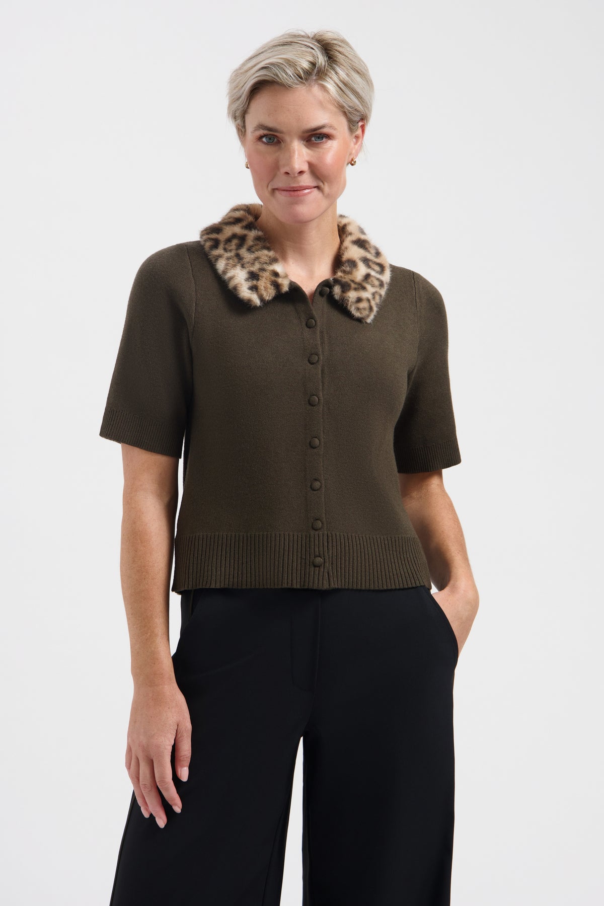 Lady Day top Marlot Deep Forest L29-601-3473, donker groen shirt met ronde hals en lange mouwen, gedragen door een model.