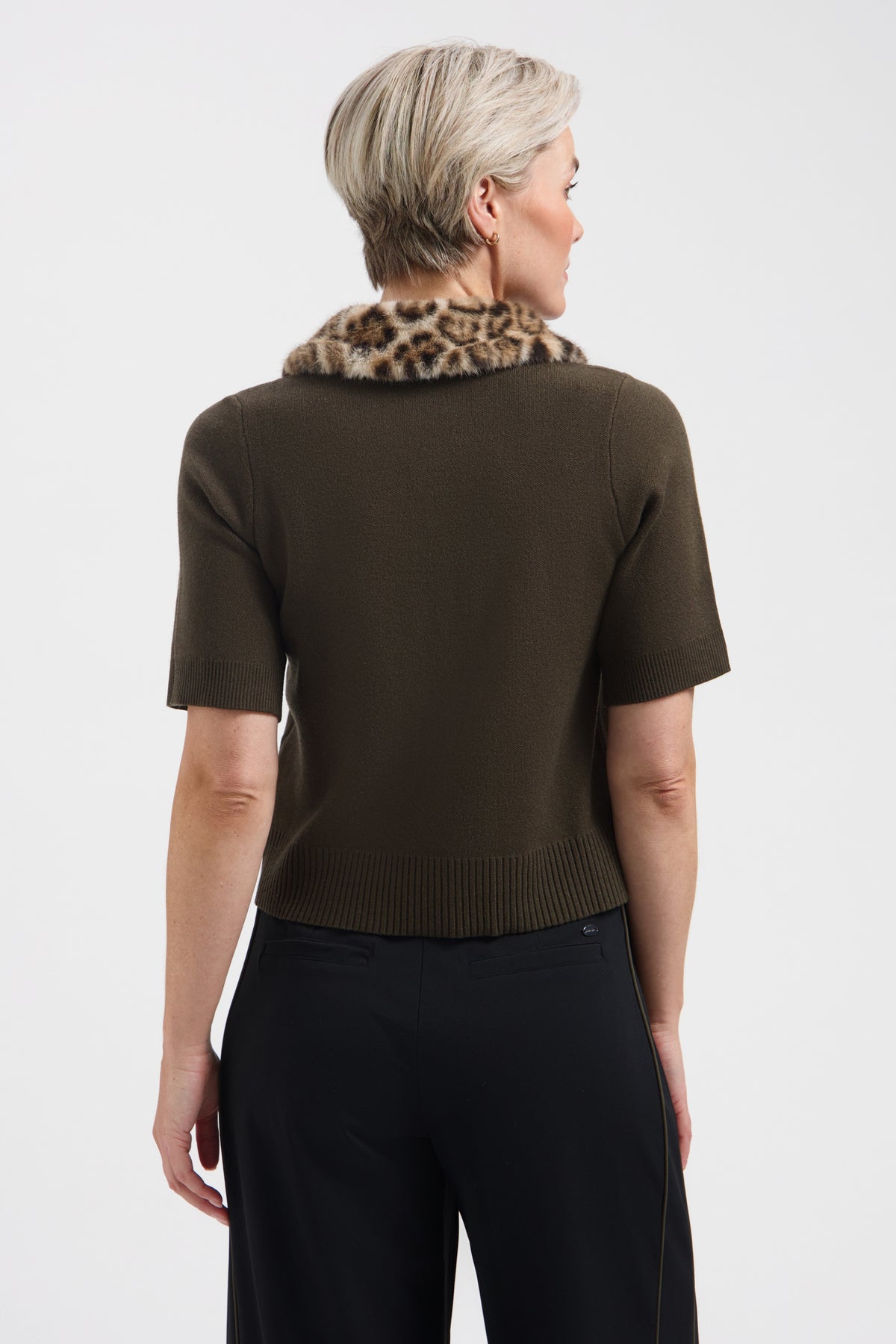 Lady Day Top Marlot Deep Forest L29-601-3473, zachte groene top met ronde hals en lange mouwen, gedragen door een model.