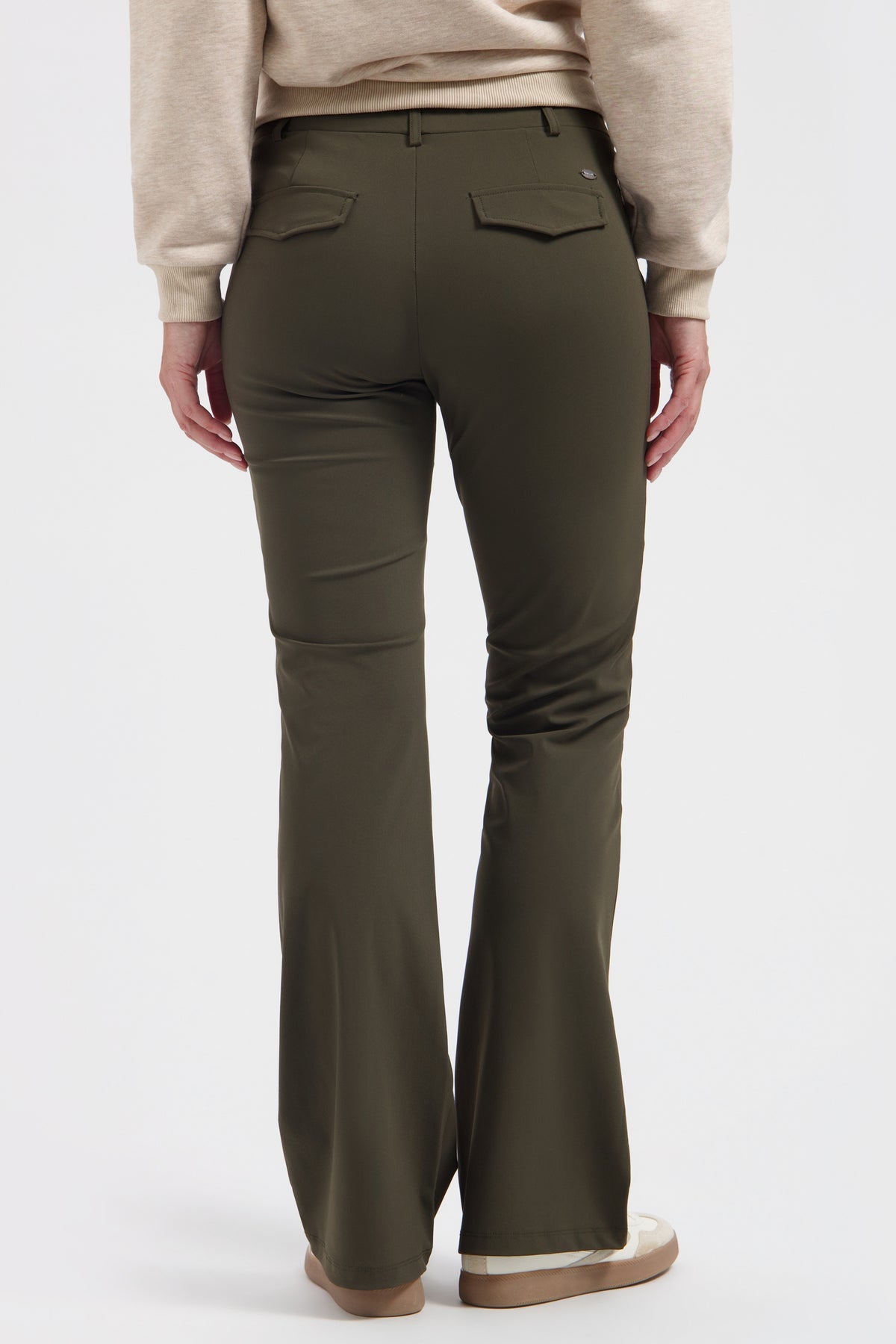 Lady Day reisbroek Poppy in diepe boskleur, getoond in close-up met vouwen en stofdetails, comfortabel en stijlvol voor reizen