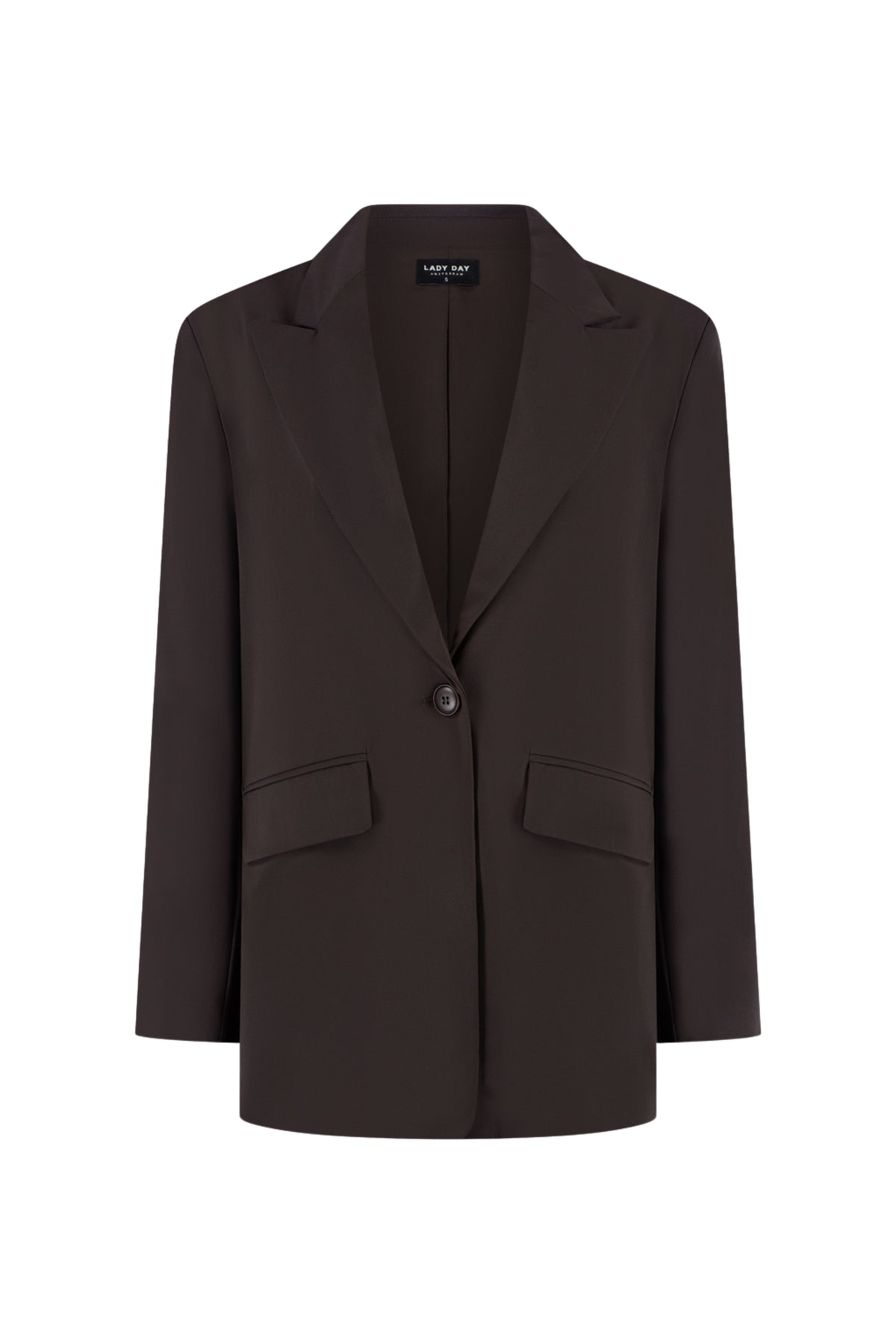 Donkerbruine travel blazer Lady Day Lorna, getailleerd model met knopen en revers, gedragen door een model.