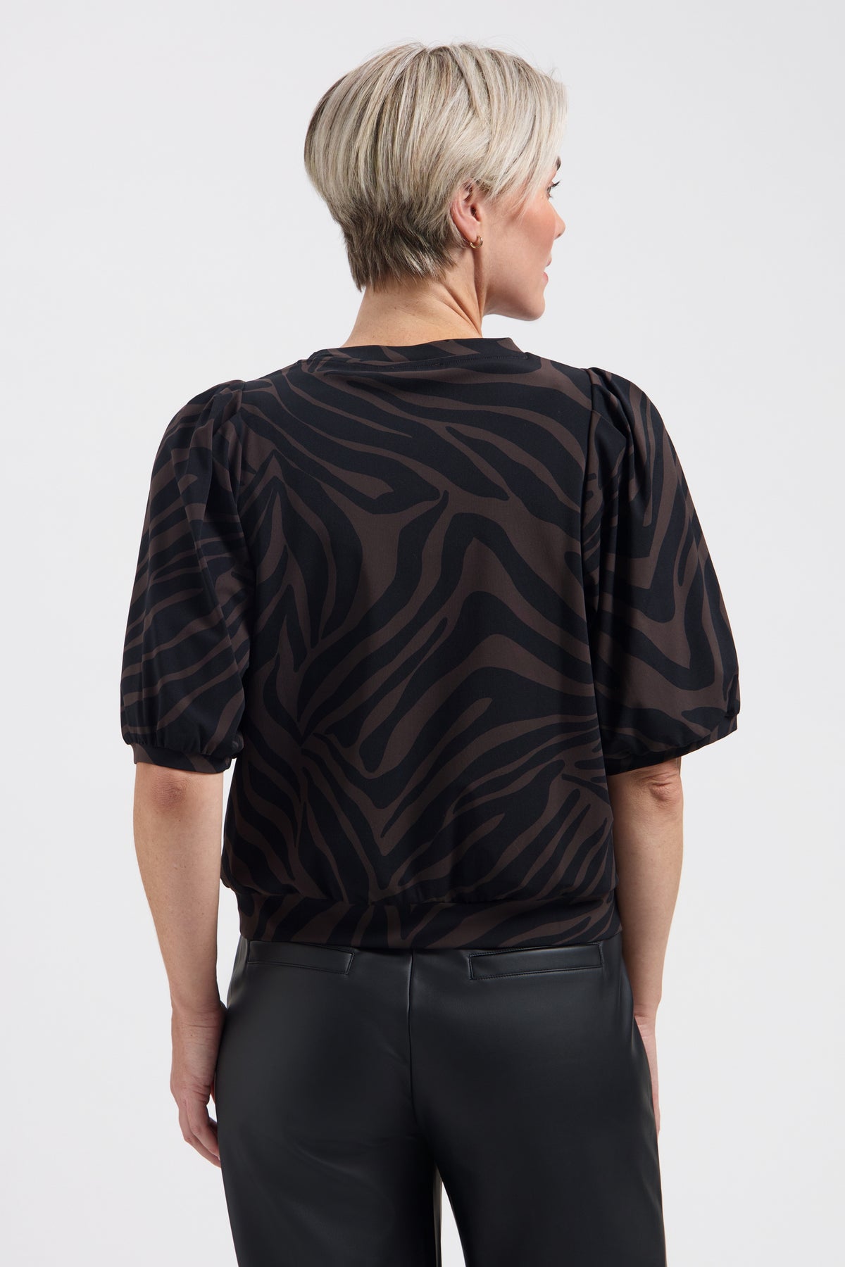 Ladys Day Travel Top Amie Ivy print met lichte stof en ronde hals, gedragen door een model.