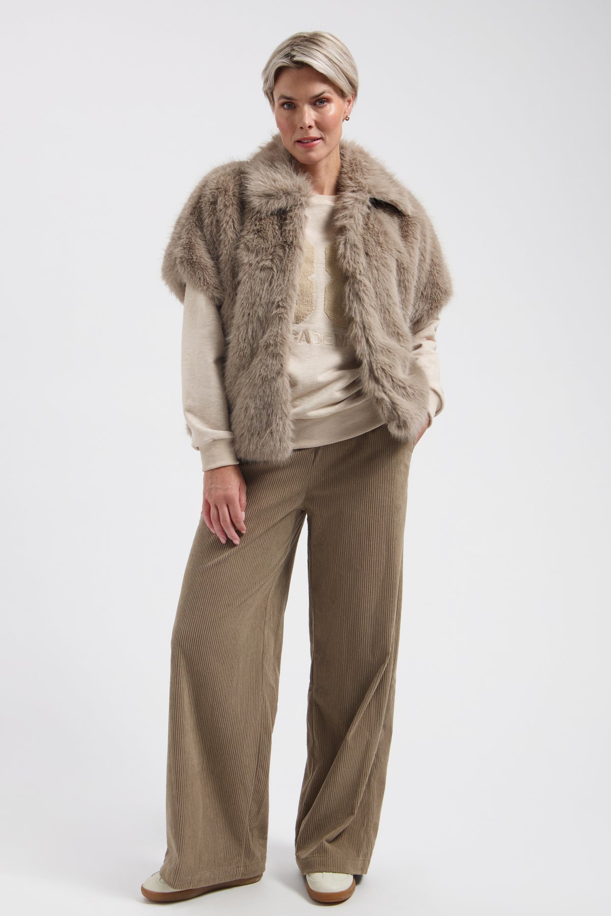 Lady Day Falcon Walnut broek met rechte pasvorm en elastische taille, zichtbaar op de afbeelding.
