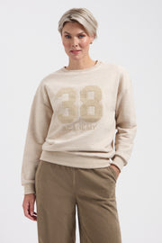Lady Day trui Academy Vanilla Melange L25-301-3569, zachte gebreide trui met melange patroon en ronde hals, gedragen door model.