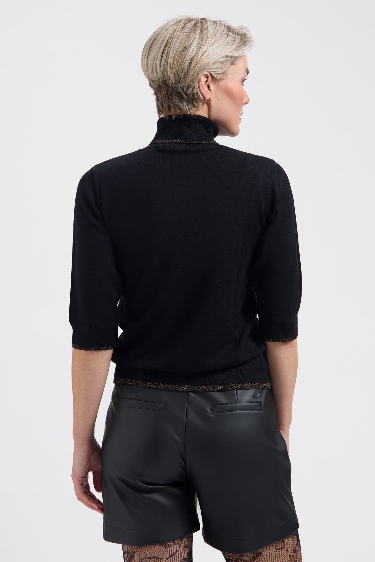 Zwarte Lady Day Top Lenora L28-601-3580 met korte mouwen en ronde hals, gedragen door een model.