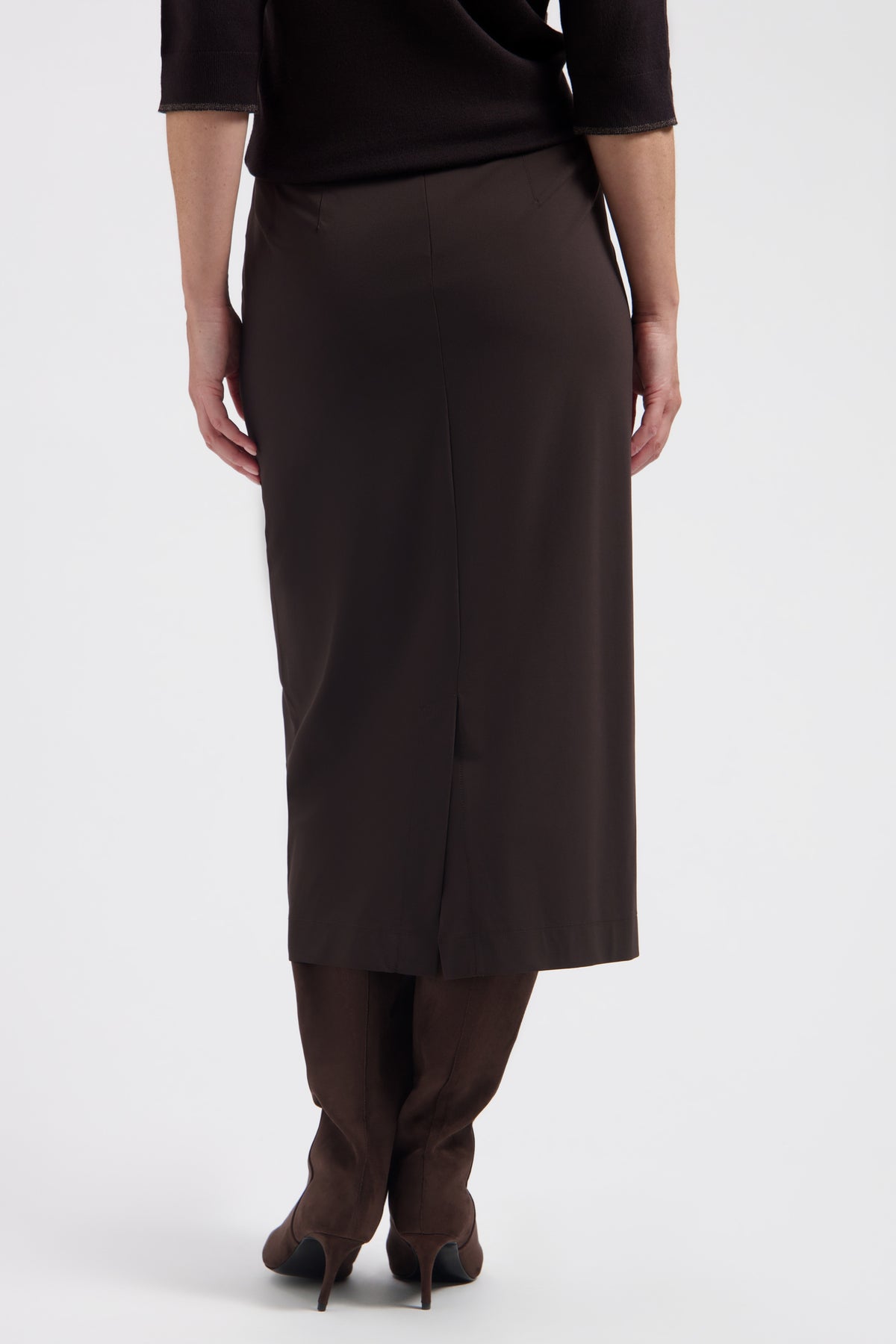 Lady Day reisrok Storm Dark Brown L38-375-3512, donkerbruine rok met een stijlvolle, comfortabele pasvorm en elegante uitstraling.