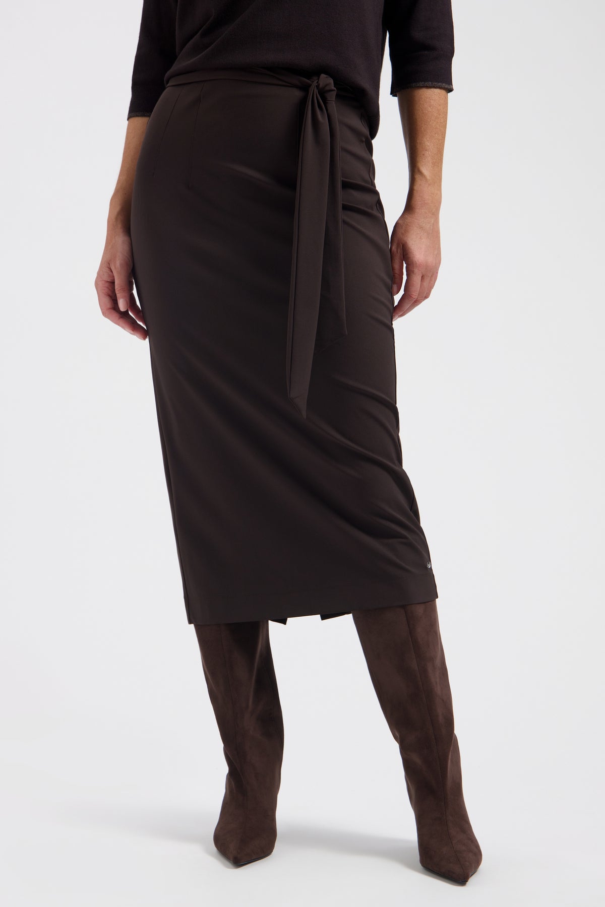 Lady Day Travel Rok Storm Dark Brown, L38-375-3512, met een elegante pasvorm en donkerbruine kleur, geschikt voor reizen.