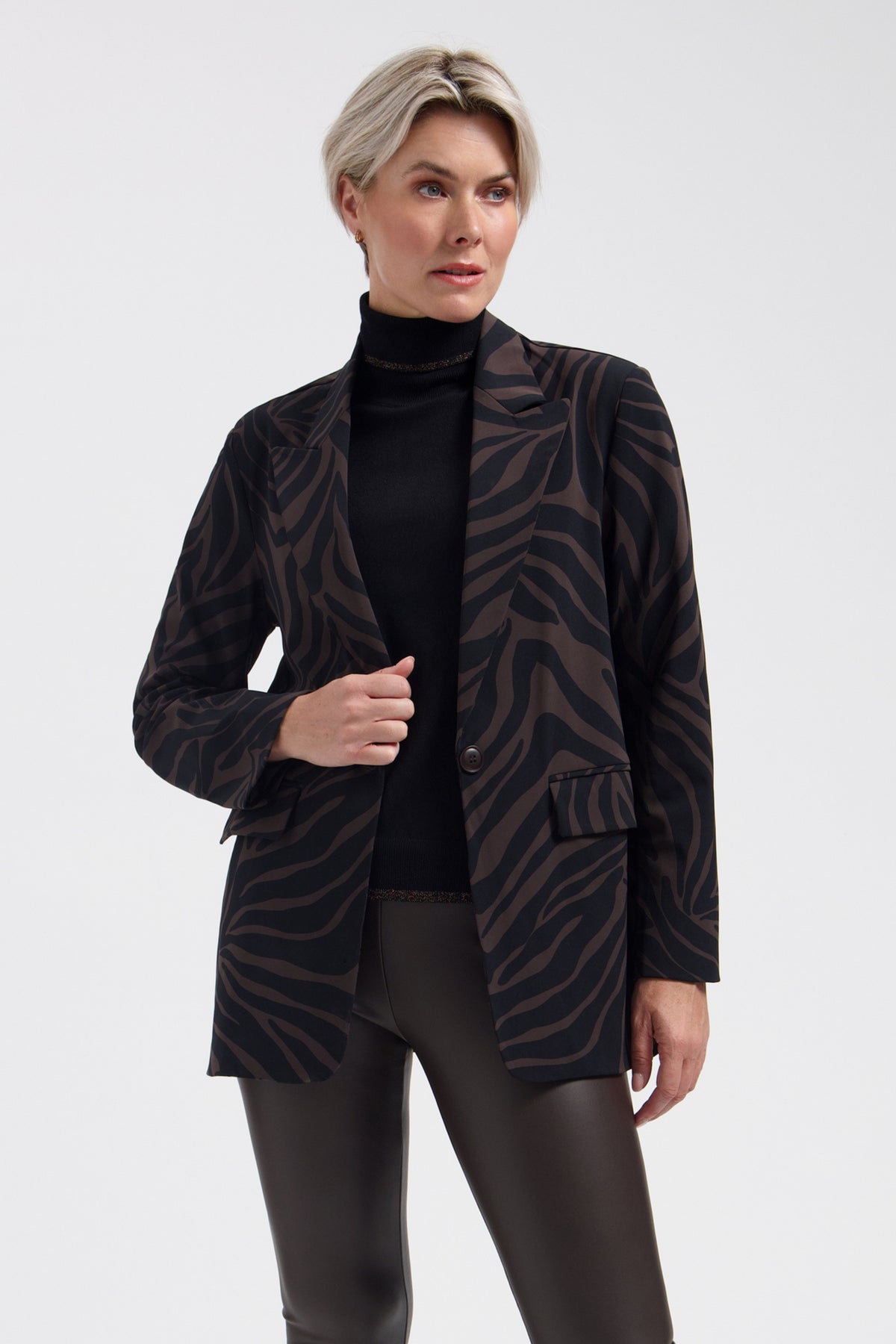 Lady Day Travel Blazer Lorna Ivy print, dames blazer met kleurrijk groen en blauw patroon, elegant en comfortabel.