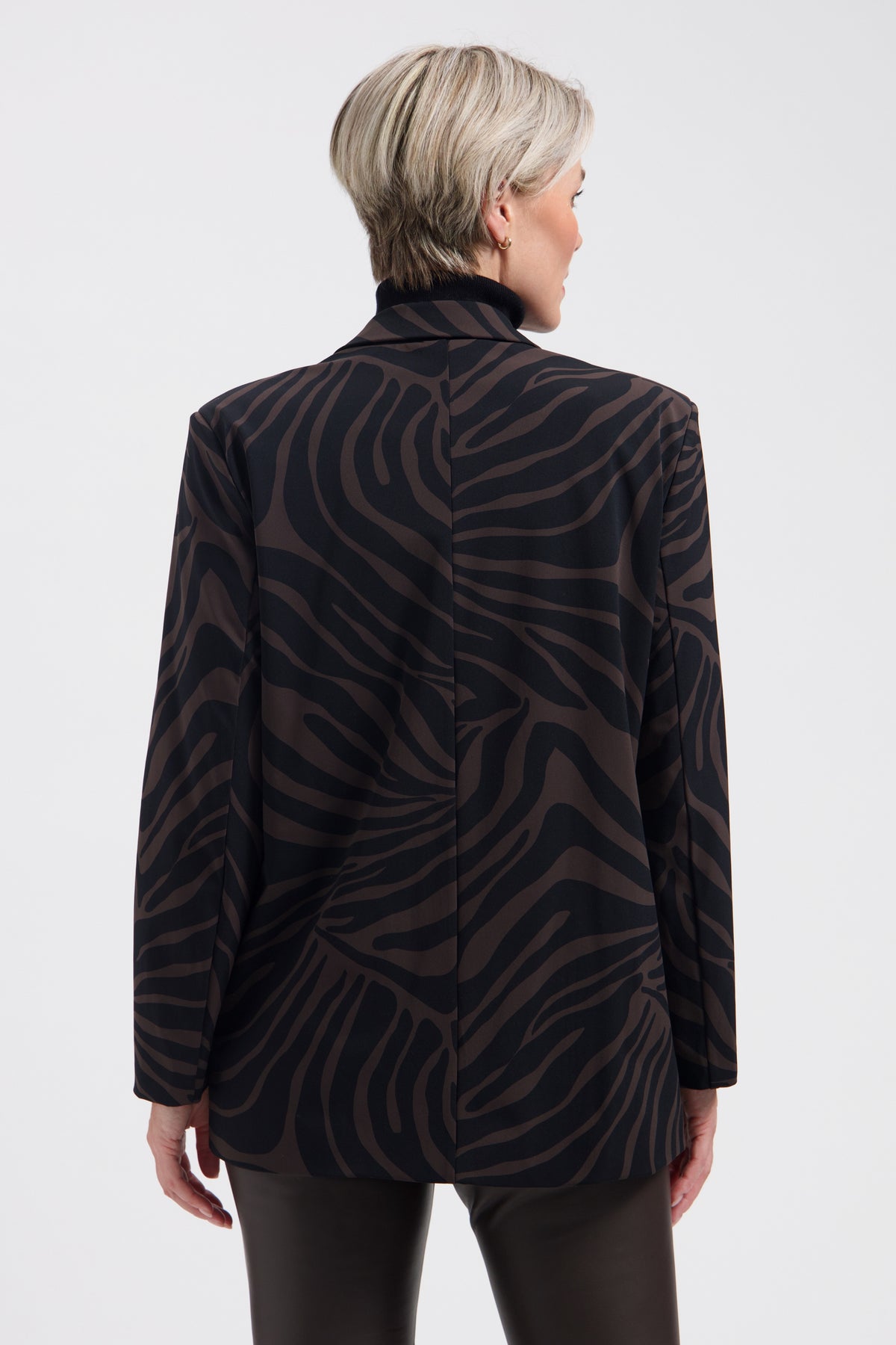 Lorna Ivy print travel blazer van Lady Day, casual damesblazer met kleurrijk patroon en knopen, gedragen door een model.