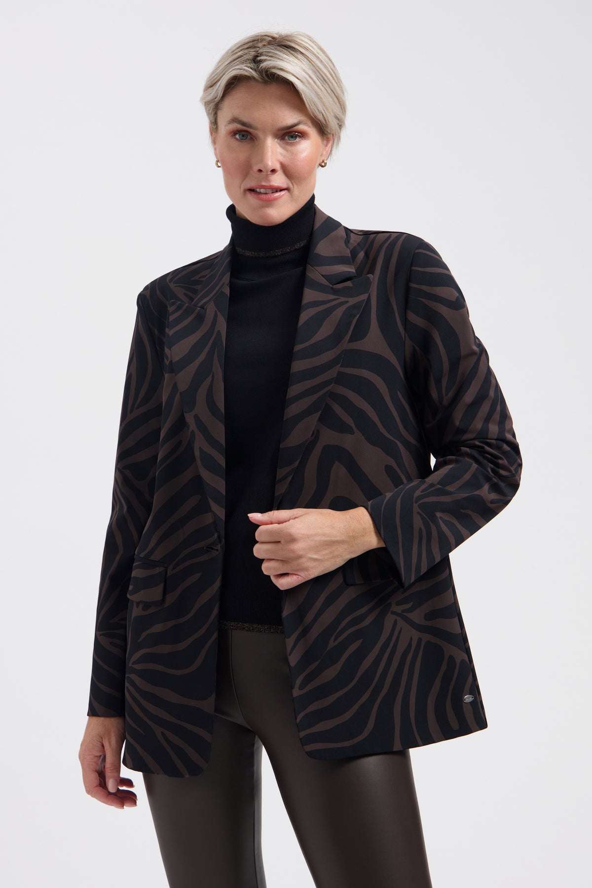 Lorna Ivy print travel blazer van Lady Day, lichtgewicht met kleurrijk patroon en stijlvolle pasvorm.