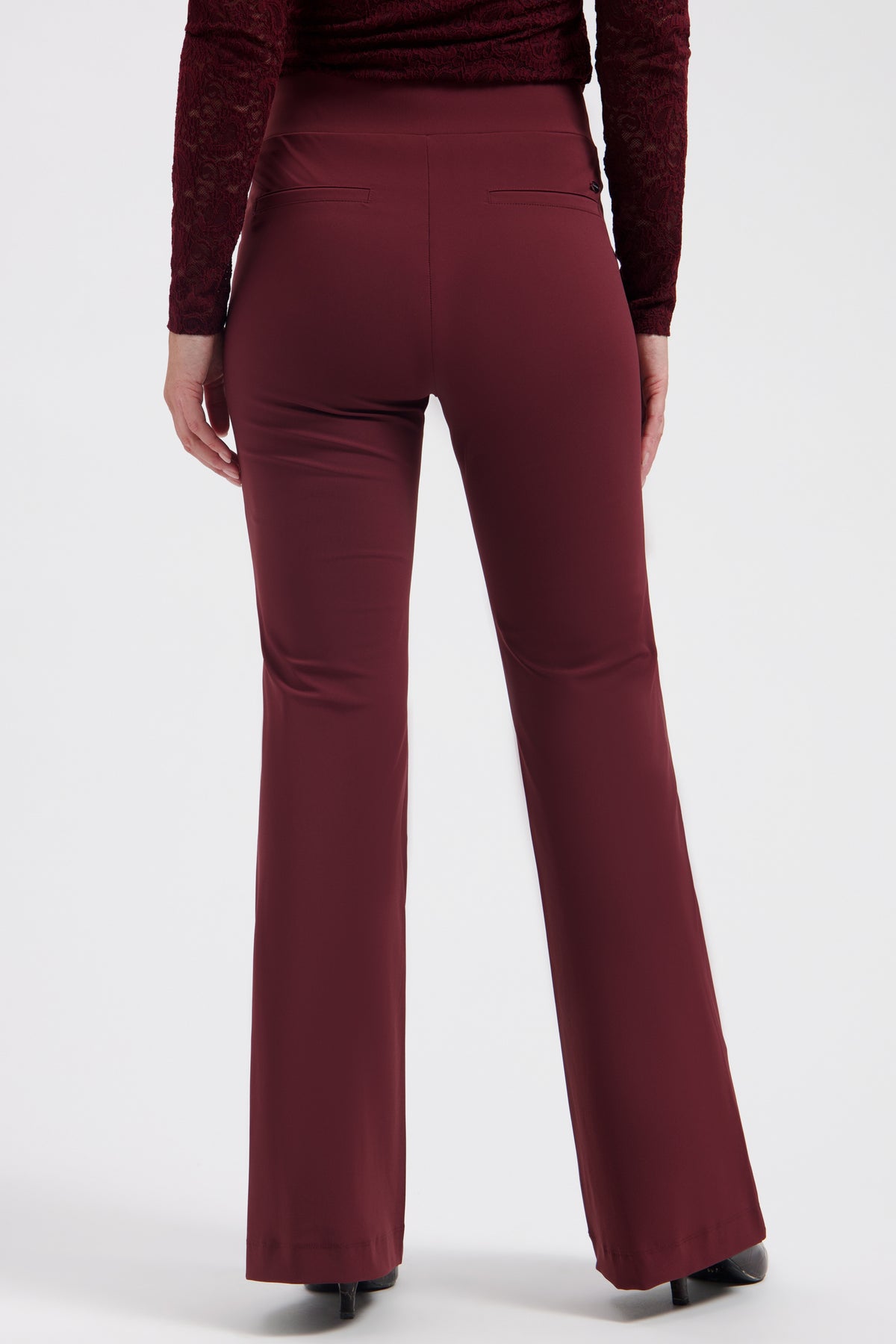 Lady Day Travel Broek Maddy Wine met comfortabele pasvorm en stijlvolle uitstraling, getoond in de afbeelding.
