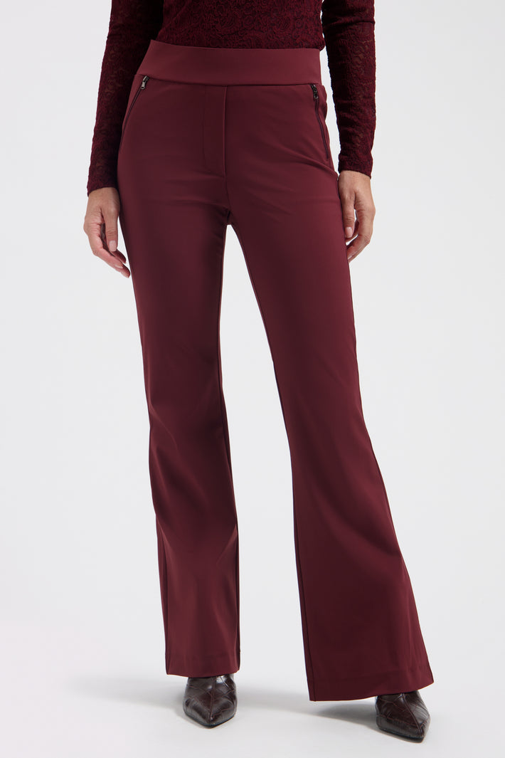Lady Day Maddy travel broek in wijnkleur, met comfortabele pasvorm en stijlvolle details, zichtbaar in de afbeelding.