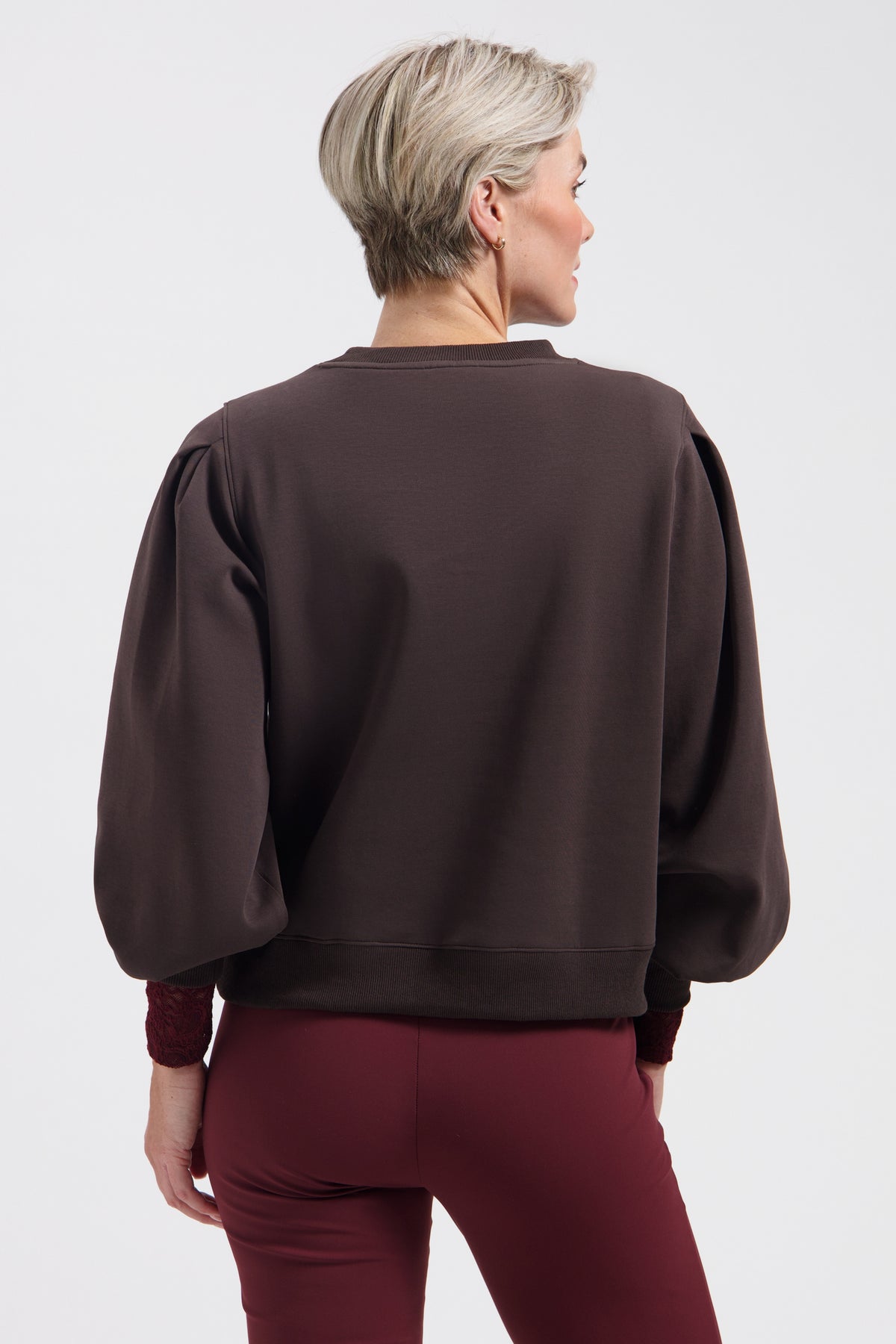 Donkerbruine Lady Day trui van Mon Amie, licht oversized met lange mouwen en ronde hals, op een witte achtergrond.