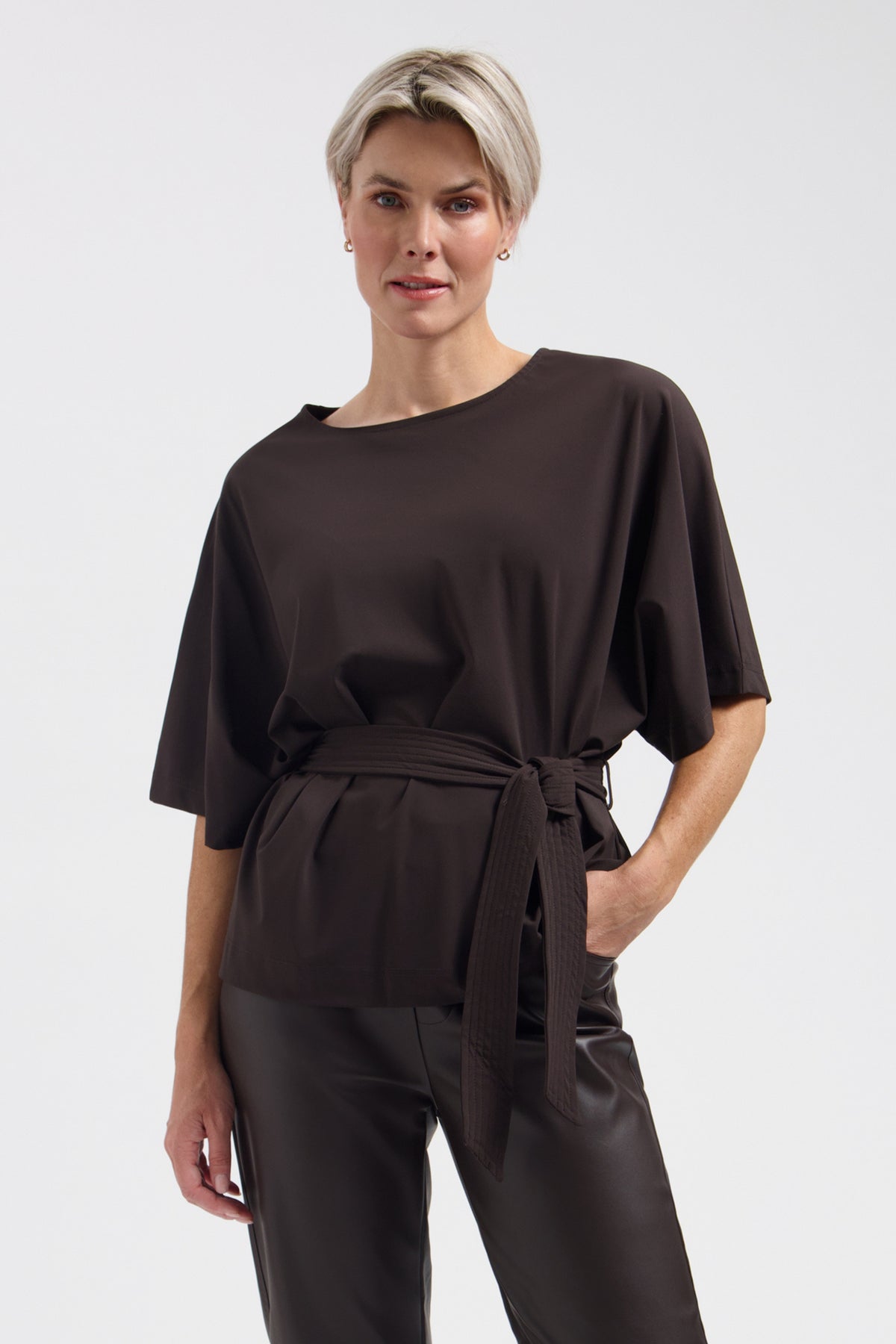 Lady Day Travel Top Maris donkerbruin, L24-375-3519, lichte top met comfortabele pasvorm en stijlvolle uitstraling.