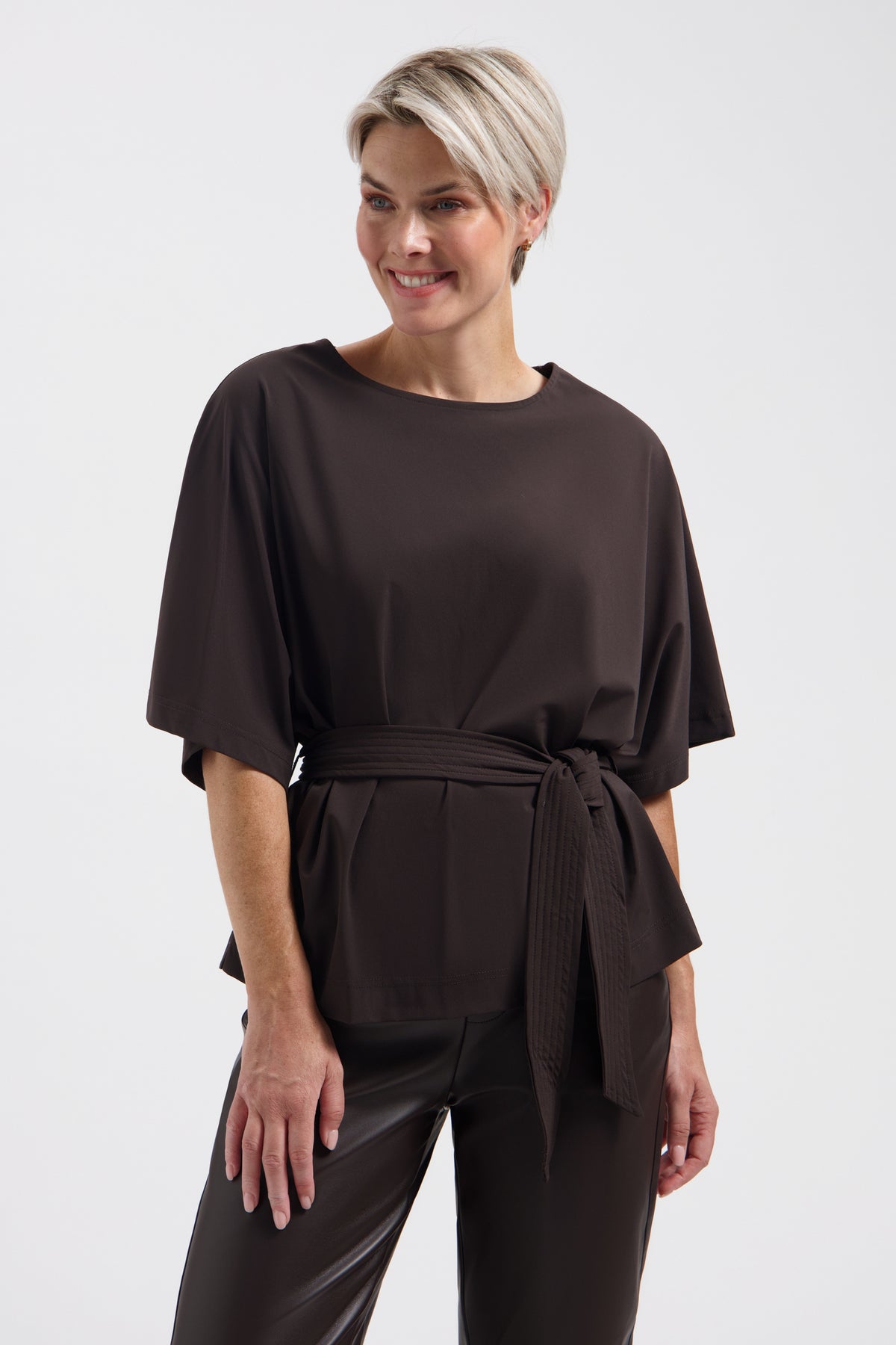 Lady Day Travel Top Maris donkerbruin, L24-375-3519, met stijlvolle pasvorm en comfortabele uitstraling.