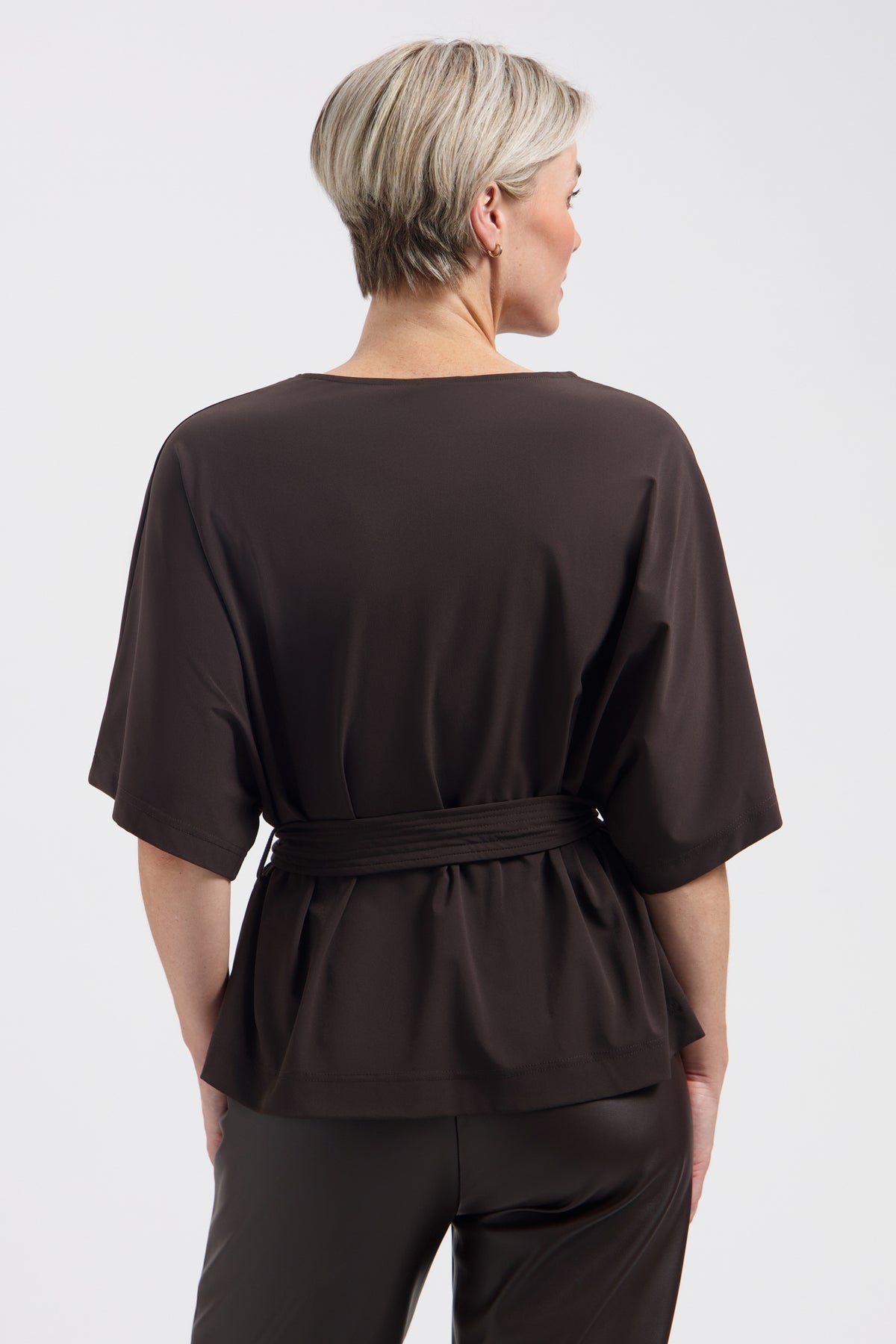 Lady Day Travel Top Maris donkerbruin, L24-375-3519, elegante damestop met comfortabele pasvorm en stijlvolle details.