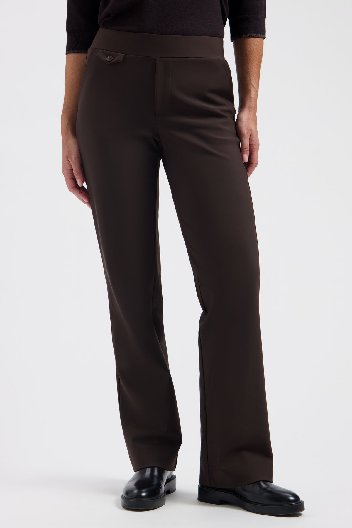 Lady Day Bonded Travel broek Milana in donkerbruin met comfortabele pasvorm en stijlvolle uitstraling.