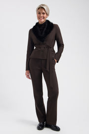 Nieuwe Lady Day Bonded Travel Broek Milana in donkerbruin, stijlvolle en comfortabele damesbroek voor reizen en dagelijks gebruik.