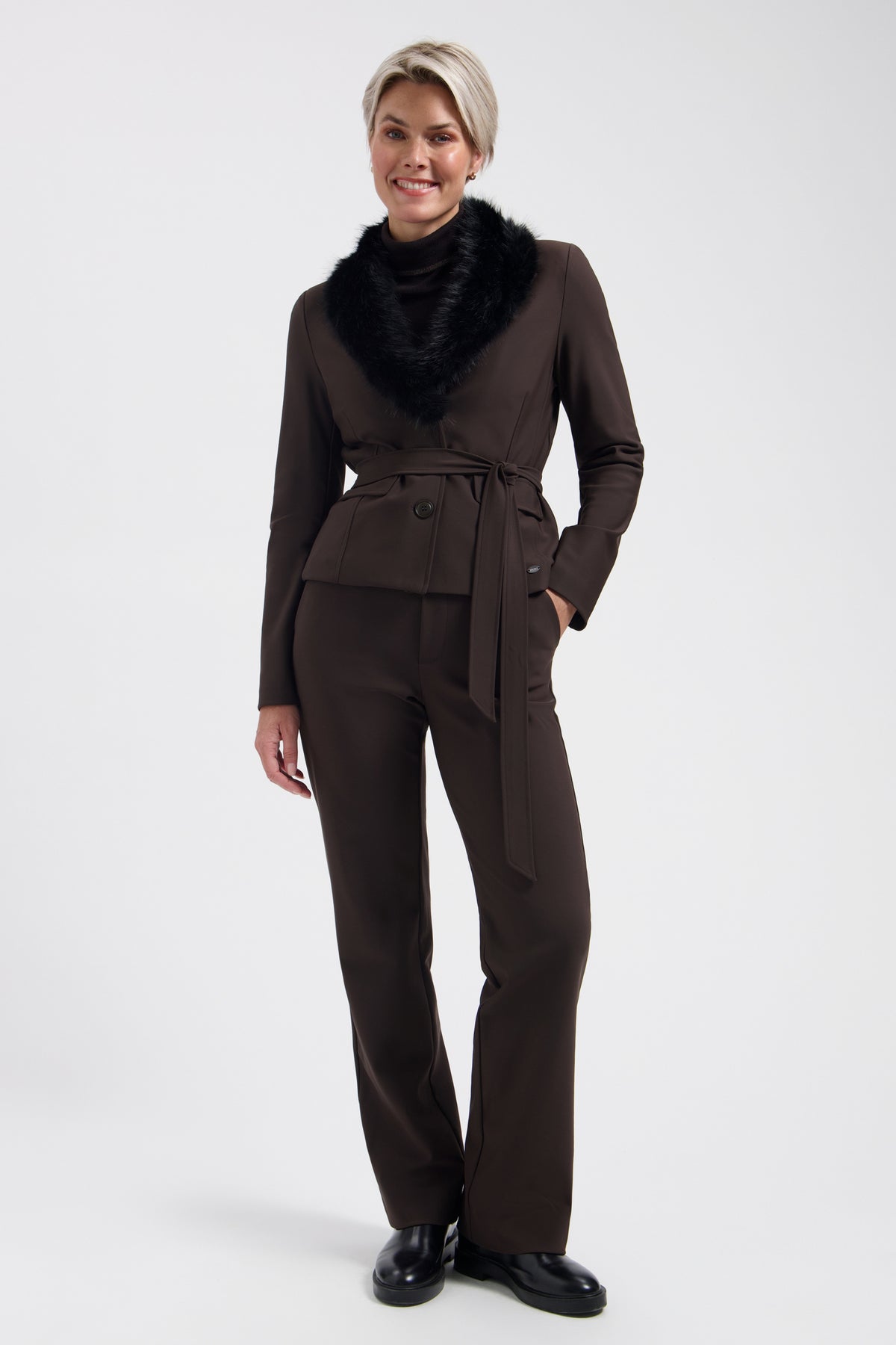 Nieuwe Lady Day Bonded Travel Broek Milana in donkerbruin, stijlvolle en comfortabele damesbroek voor reizen en dagelijks gebruik.