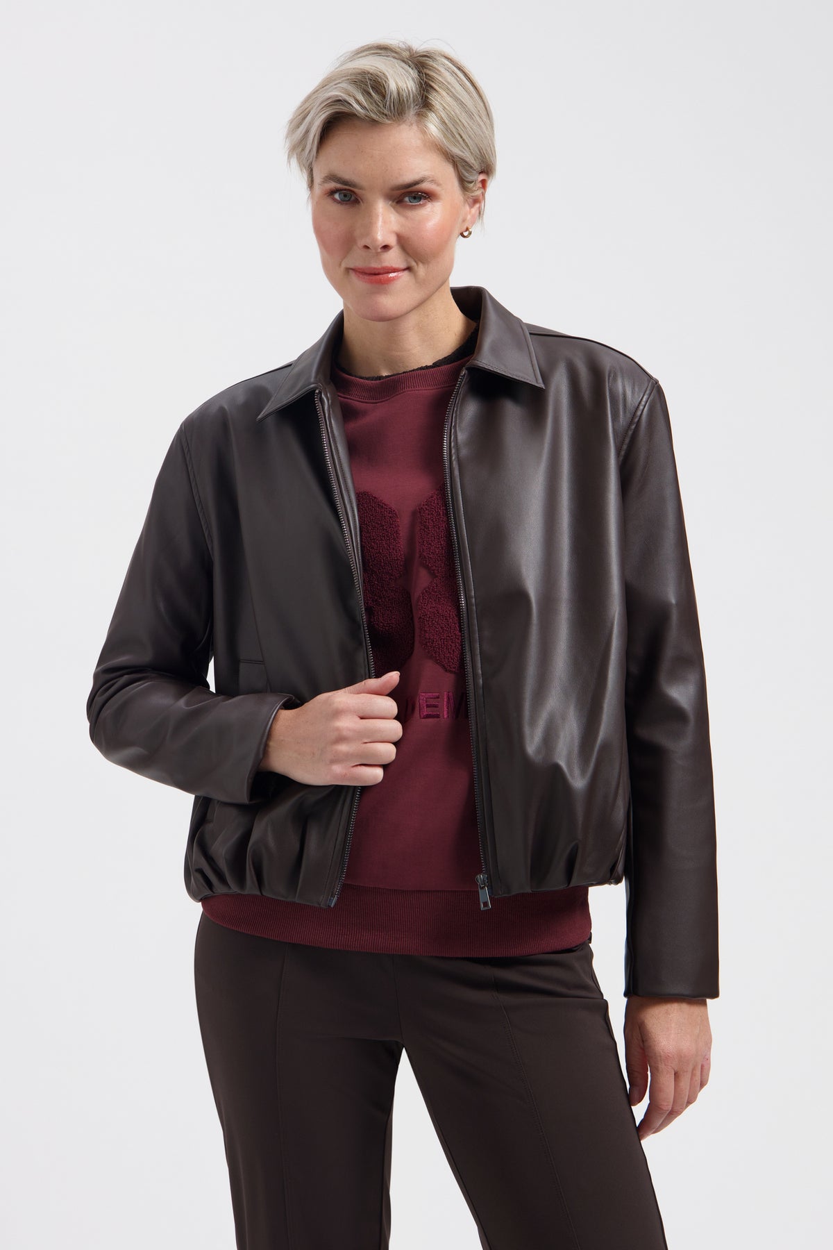 Lichtblauwe Lady Day Trui Academy Wine L25-301-3566 met ronde hals en zachte stof, gedragen door een model.