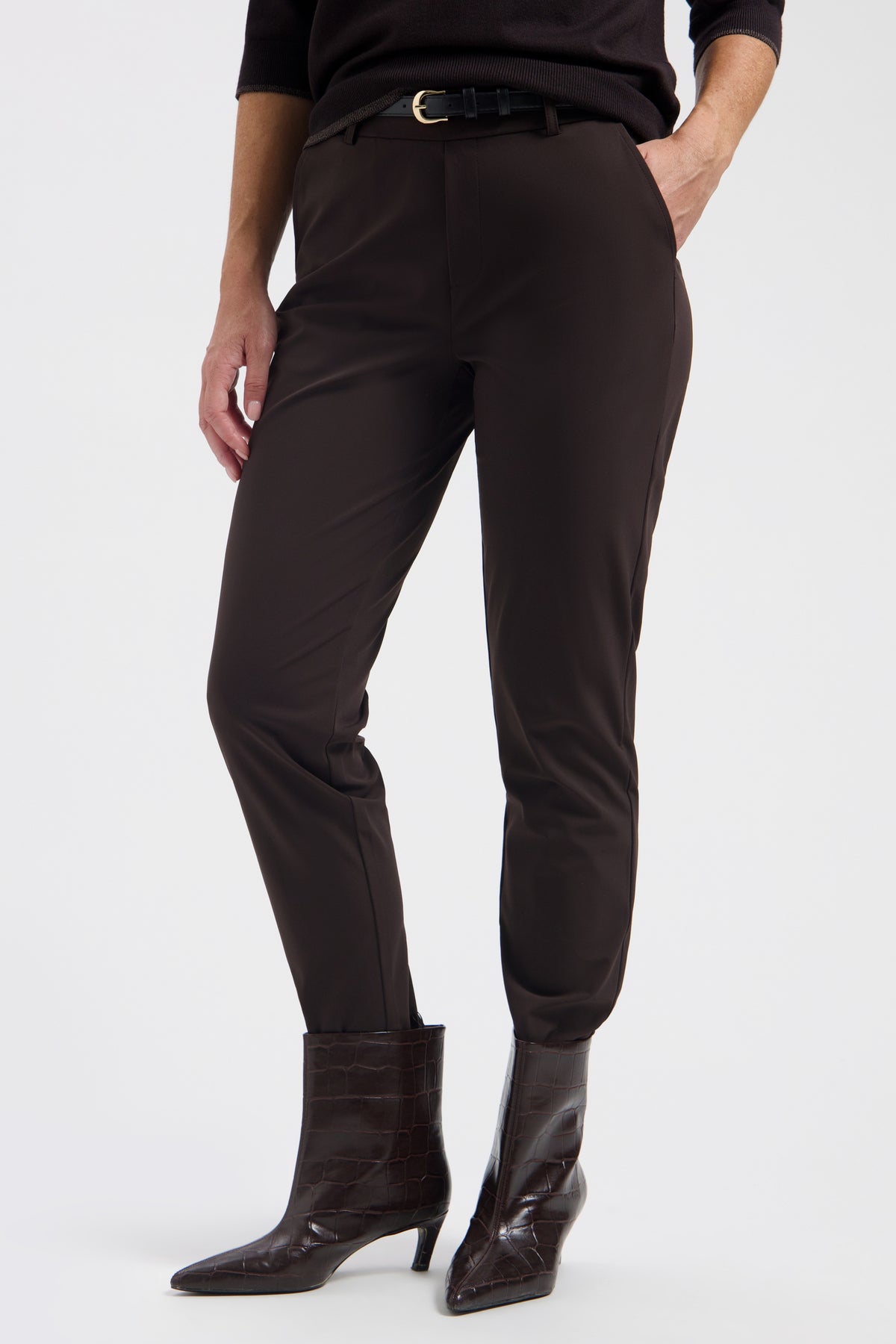 Lady Day Travel Broek Scout in donkerbruin, casual pasvorm met ritssluiting en comfortabel materiaal, perfect voor reizen.