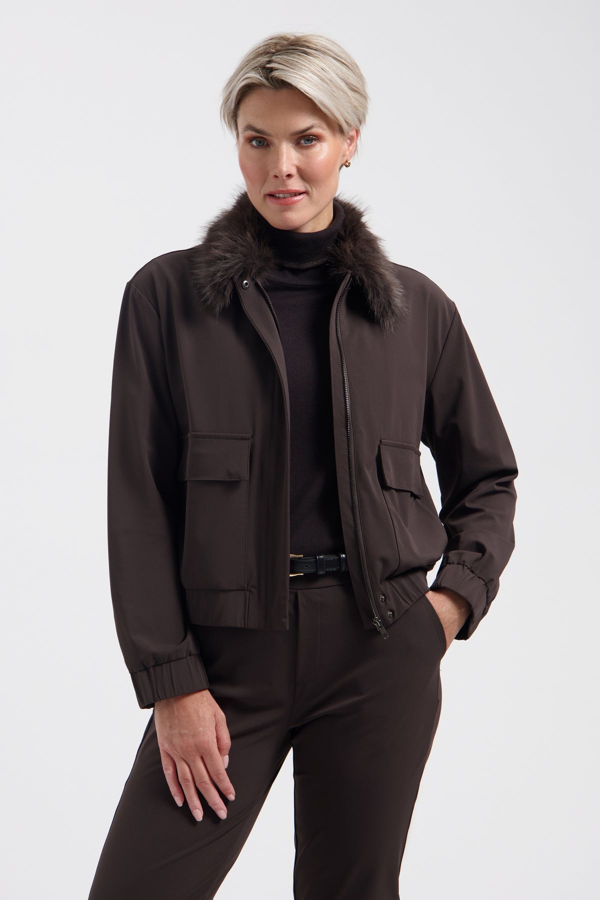 Lady Day reiskleding jas Georgia donkerbruin met capuchon en ritssluiting, geschikt voor reizen en buitenactiviteiten.