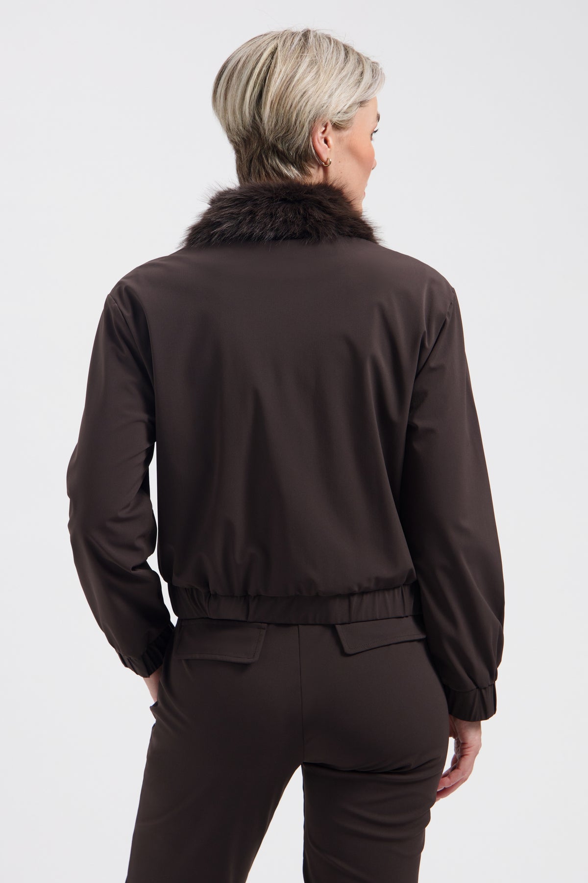 Lady Day reistasjacket Georgia in donkerbruin, zichtbaar met zachte stof en stijlvolle pasvorm, geschikt voor reizen en dagelijks gebruik