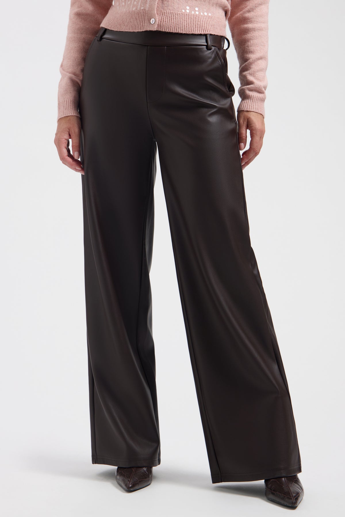 Donkere bruine Chelsea broek van Lady Day met elastische taille en stijlvolle pasvorm, zichtbaar op de afbeelding.