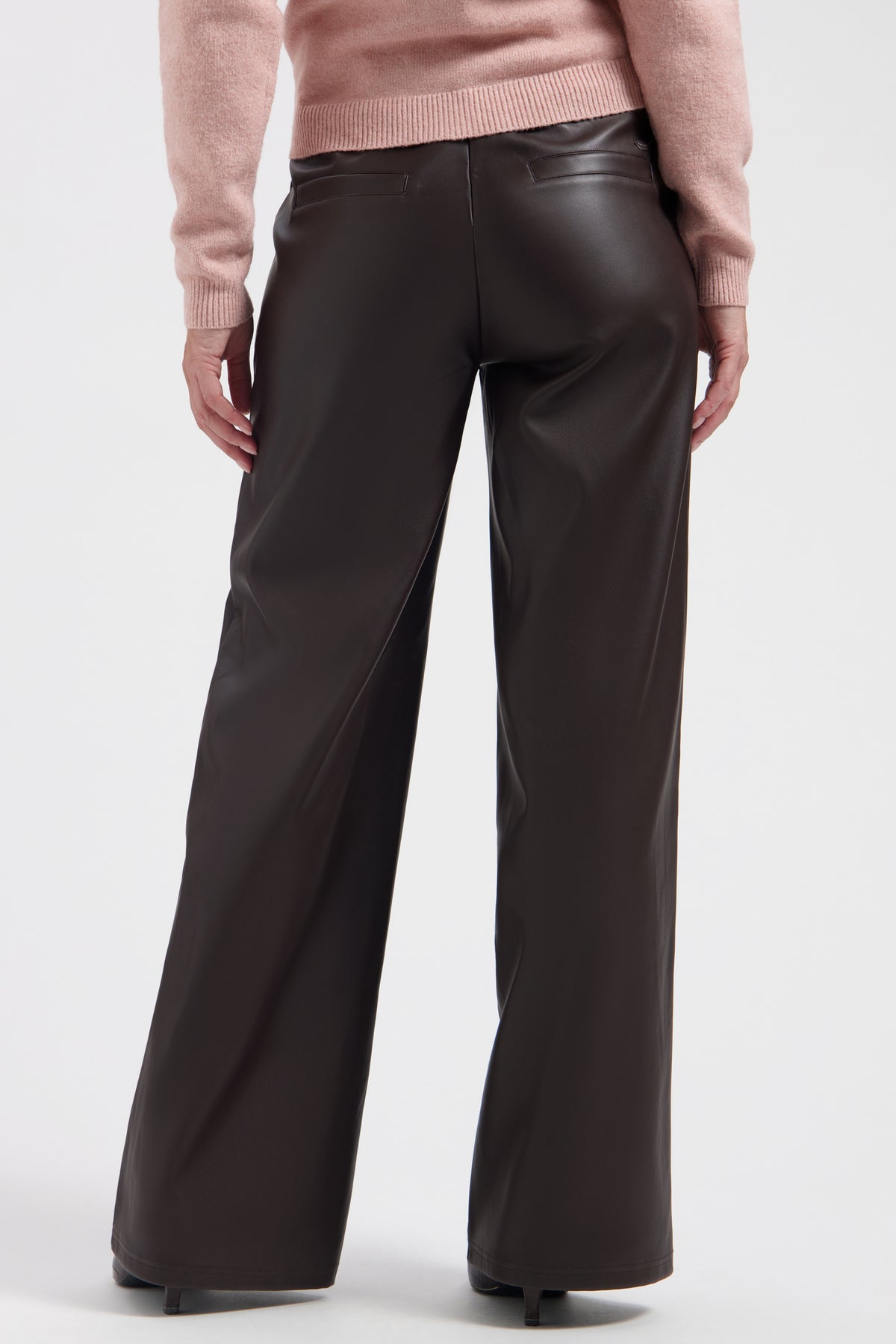 Donkerbruine Chelsea broek van Lady Day met elastische taille en casual pasvorm, zichtbaar op de afbeelding.