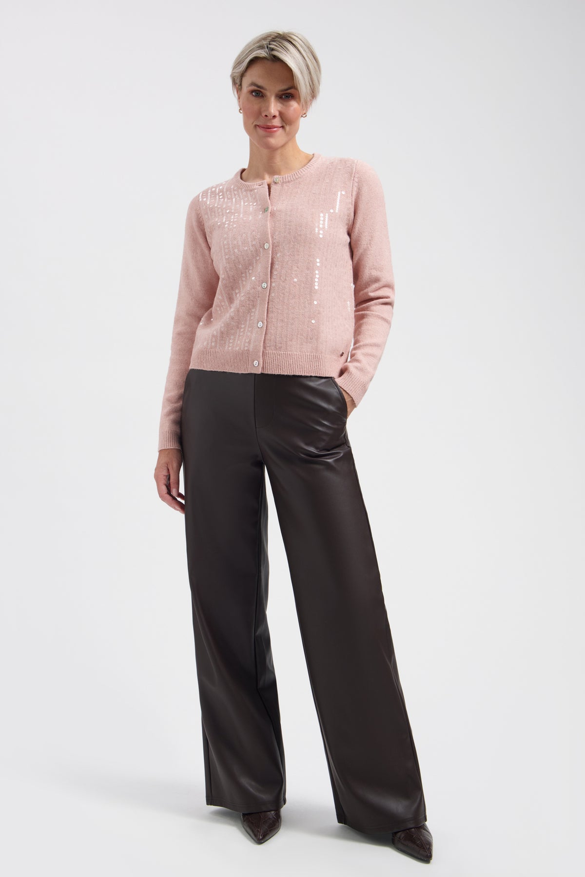 Donkerbruine Chelsea broek van Lady Day met verstelbare taille en elastische zijkanten, geschikt voor casual en kantoor.