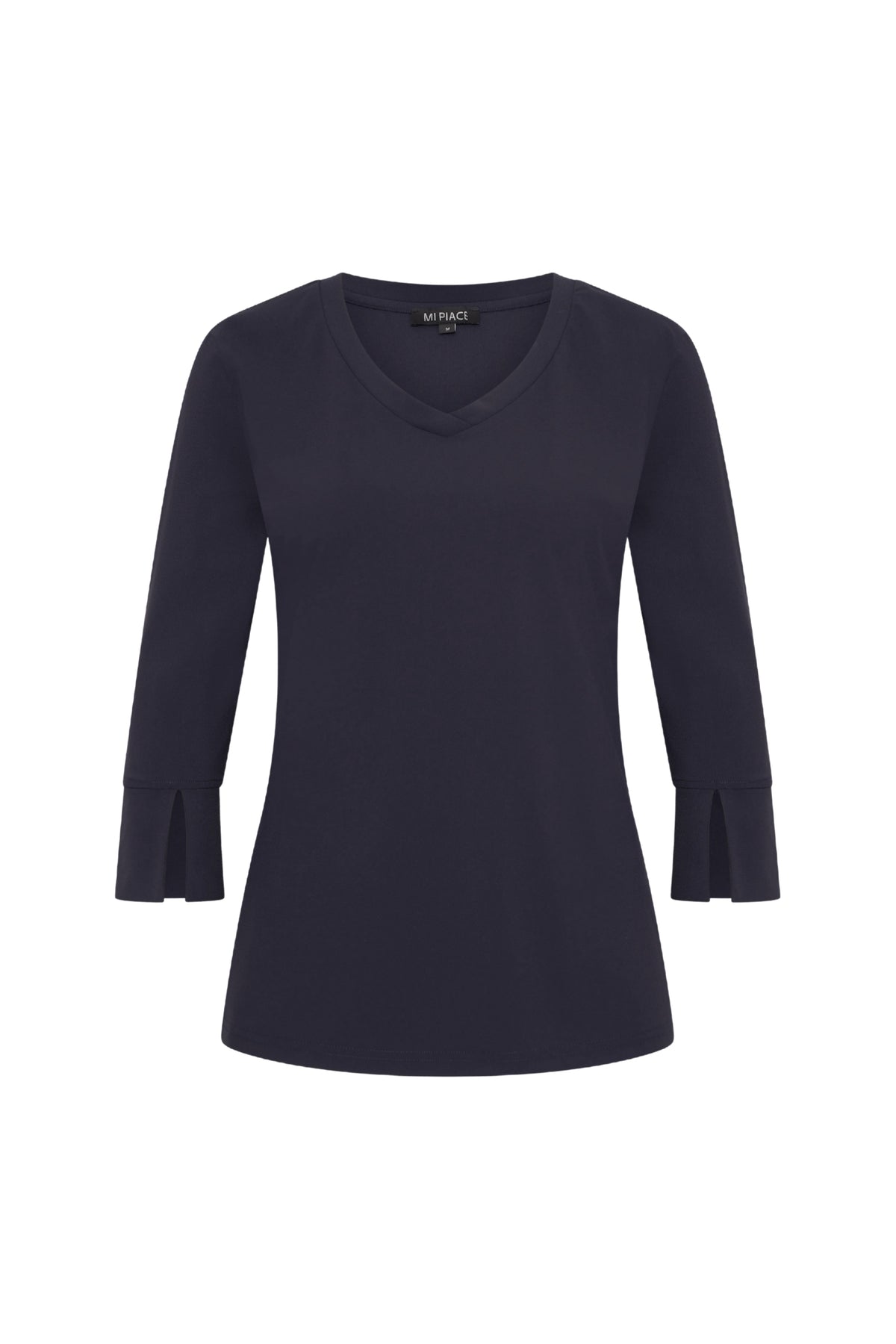 Navy blauwe Travel Top van Mi Piace, zichtbaar op een model, met een casual en comfortabele pasvorm.