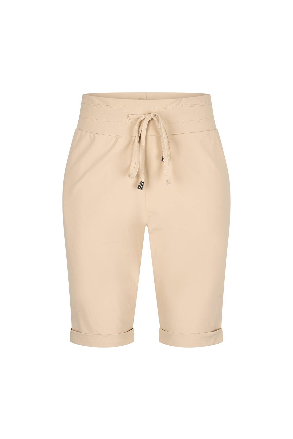 Lichte reisshort Sand van Mi Piace met comfortabele pasvorm, geschikt voor reizen en zomerse dagen.