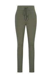 Lichte reisbroek Deep Depth van Mi Piace met comfortabele pasvorm en duurzame stof, geschikt voor reizen en outdoor activiteiten.
