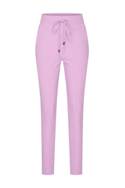 Lichtpaarse reisbroek van Mi Piace, comfortabele pasvorm en stijlvolle uitstraling, perfect voor reizen en casual gelegenheden.