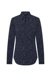 Navy travel blouse met stippen en foil print van Mi Piace, getoond in close-up met details van het patroon en stof.