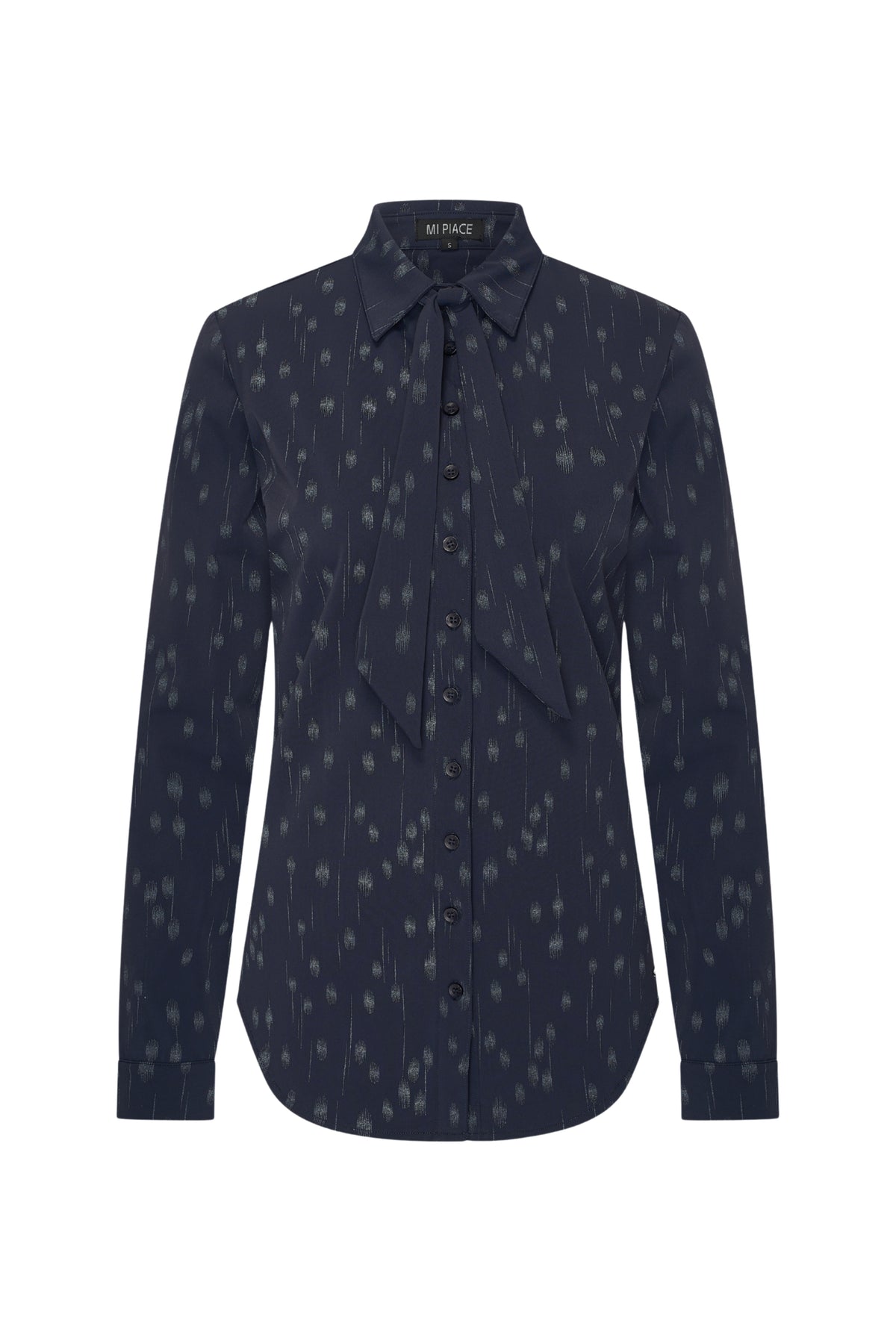 Navy travel blouse met stippen en foil print van Mi Piace, getoond in close-up met details van het patroon en stof.