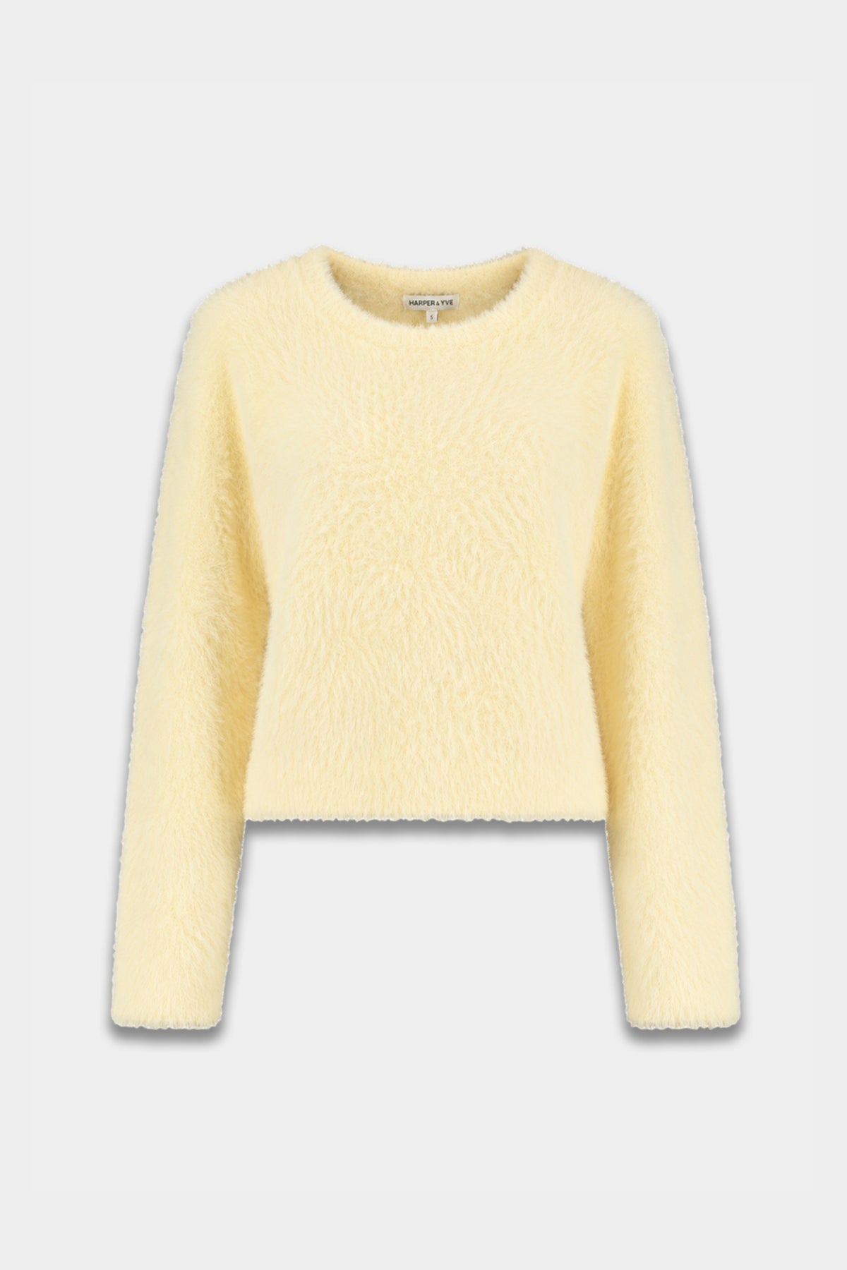 Lichte almondkleurige trui van Harper & Yve Nina AW6W501, zacht en comfortabel, gedragen door model.