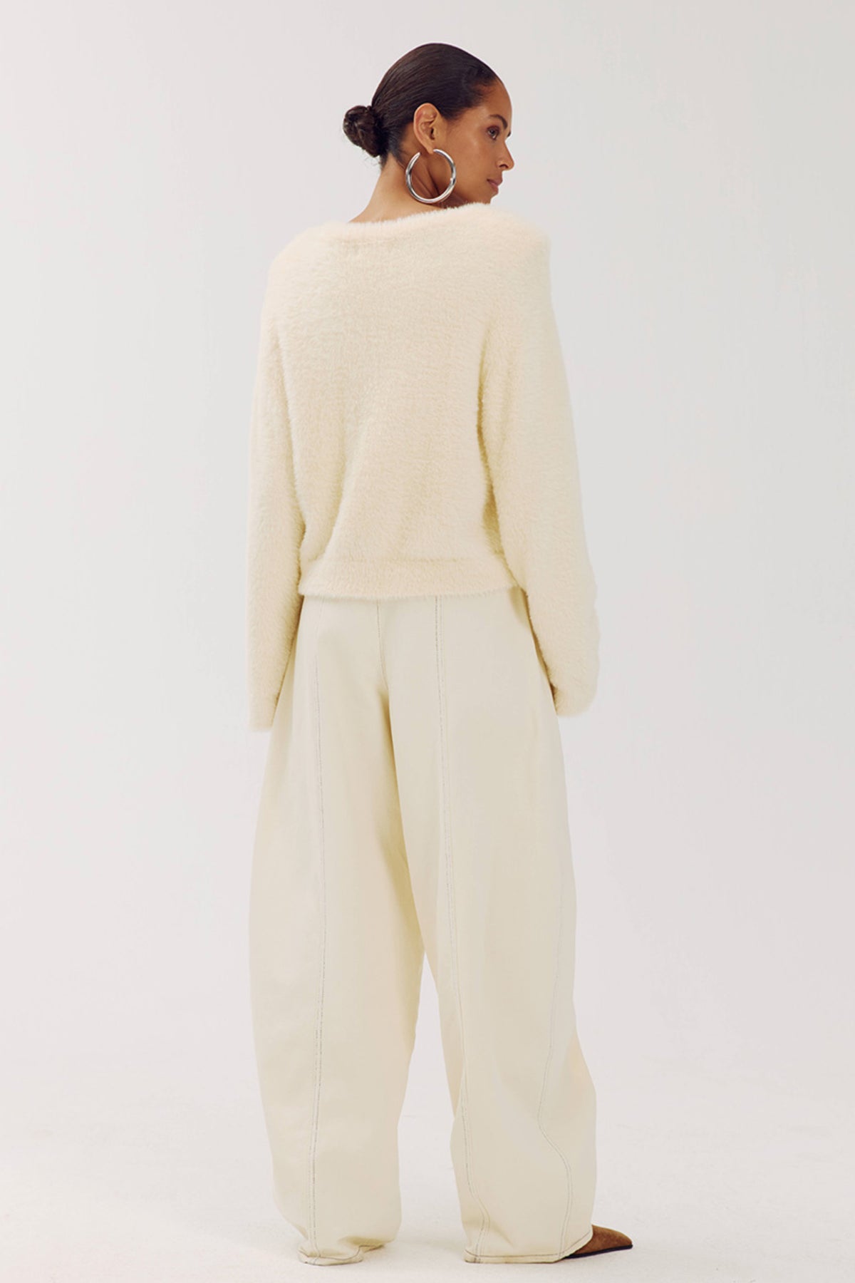 Donkere grofgebreide trui Nina van Harper & Yve in almondkleur met ronde hals en lange mouwen, casual en comfortabel.