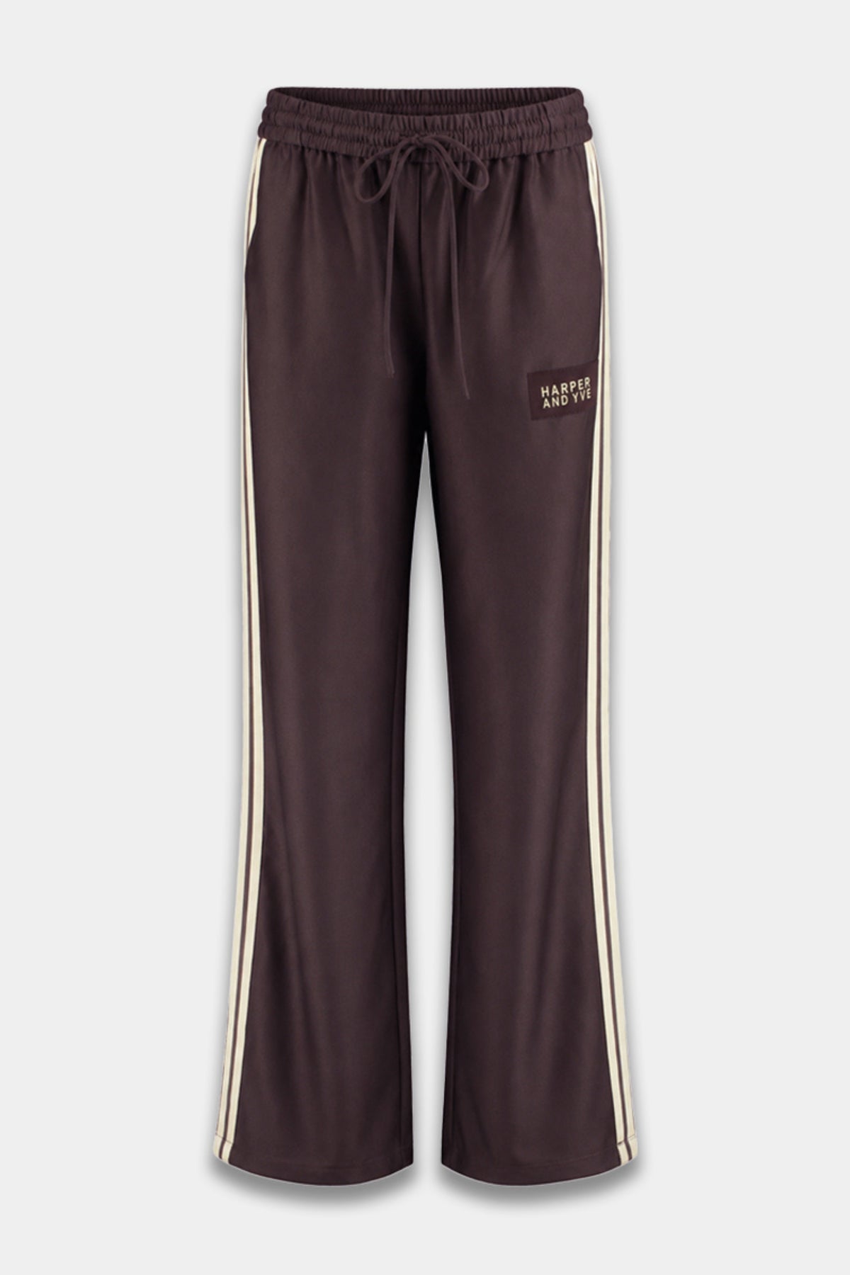 Harper & Yve Hana Hot Fudge broek met rechte snit en elastische taille, donkerbruine kleur, gedragen door model.