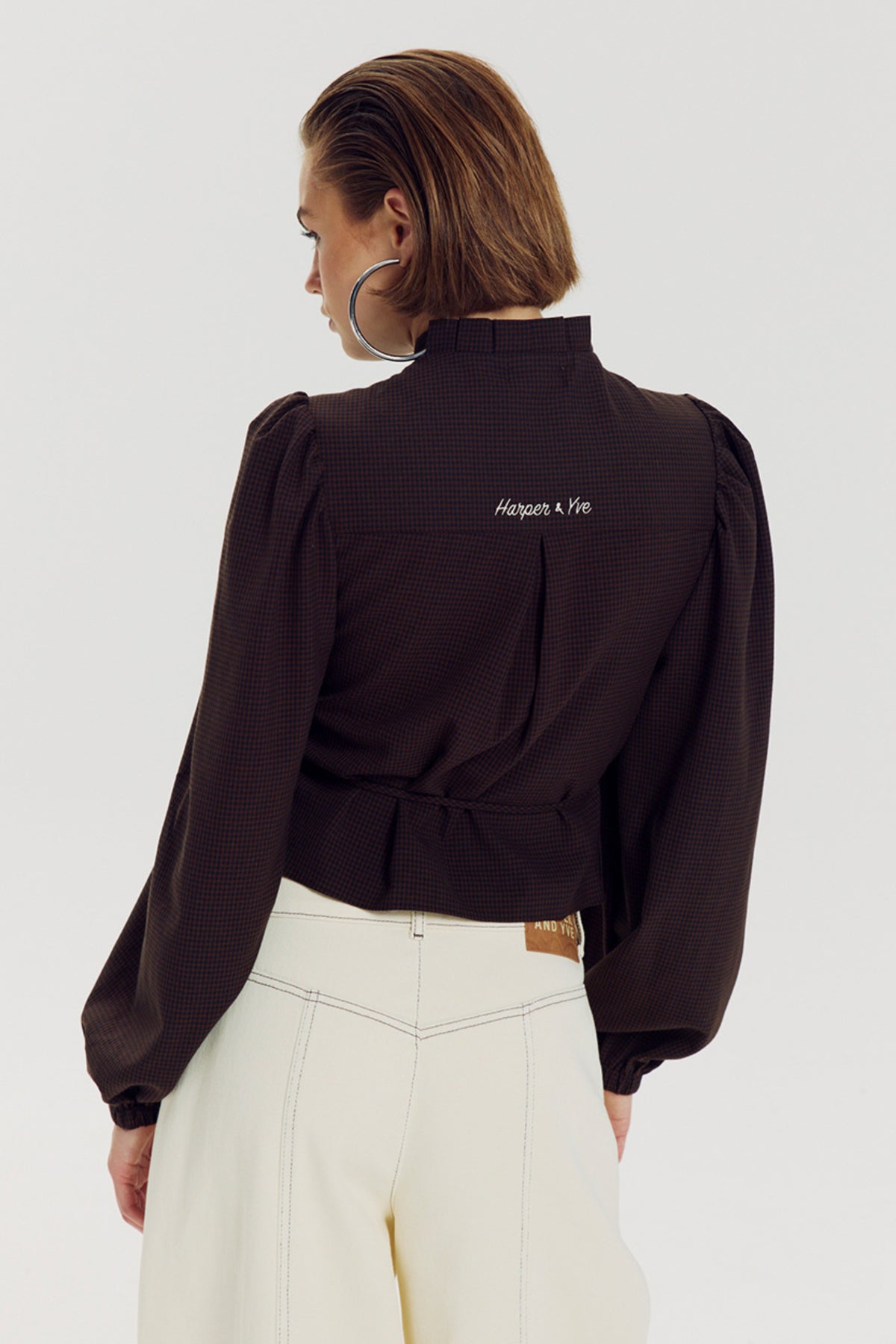 Donkere blouse van Harper & Yve Debby Hot Fudge met lange mouwen en knoopsluiting op de voorkant, gedragen door model.