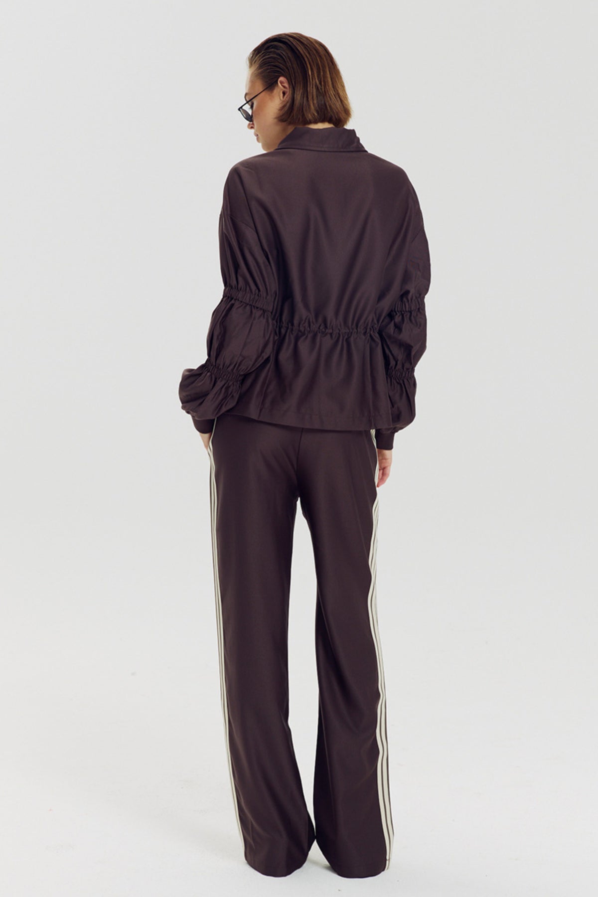 Donkerbruine Harper & Yve Gina Hot Fudge jas met wattering en capuchon, geschikt voor dames, op een model gedragen.