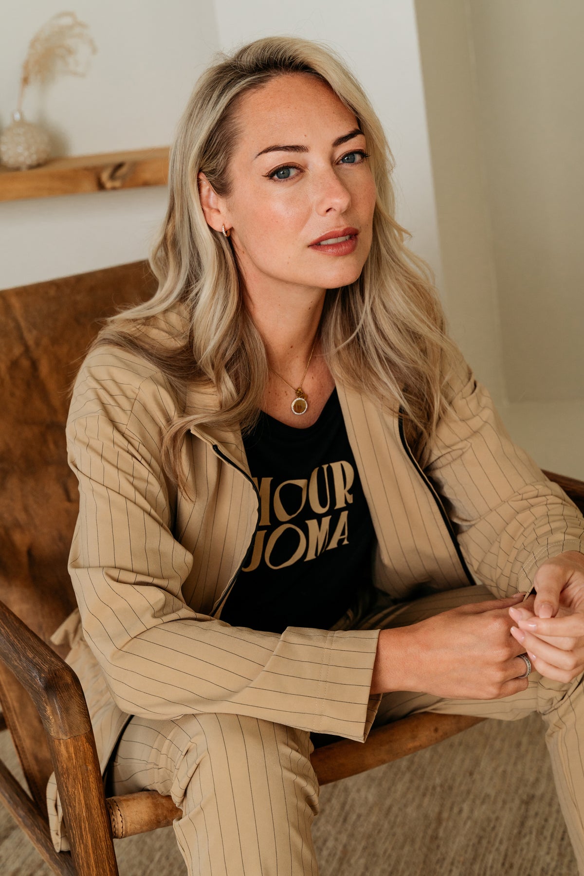 Lichtgewicht reistasjacket van &Co woman met gestreept patroon in sunsetkleuren, geschikt voor reizen en outdoor gebruik.