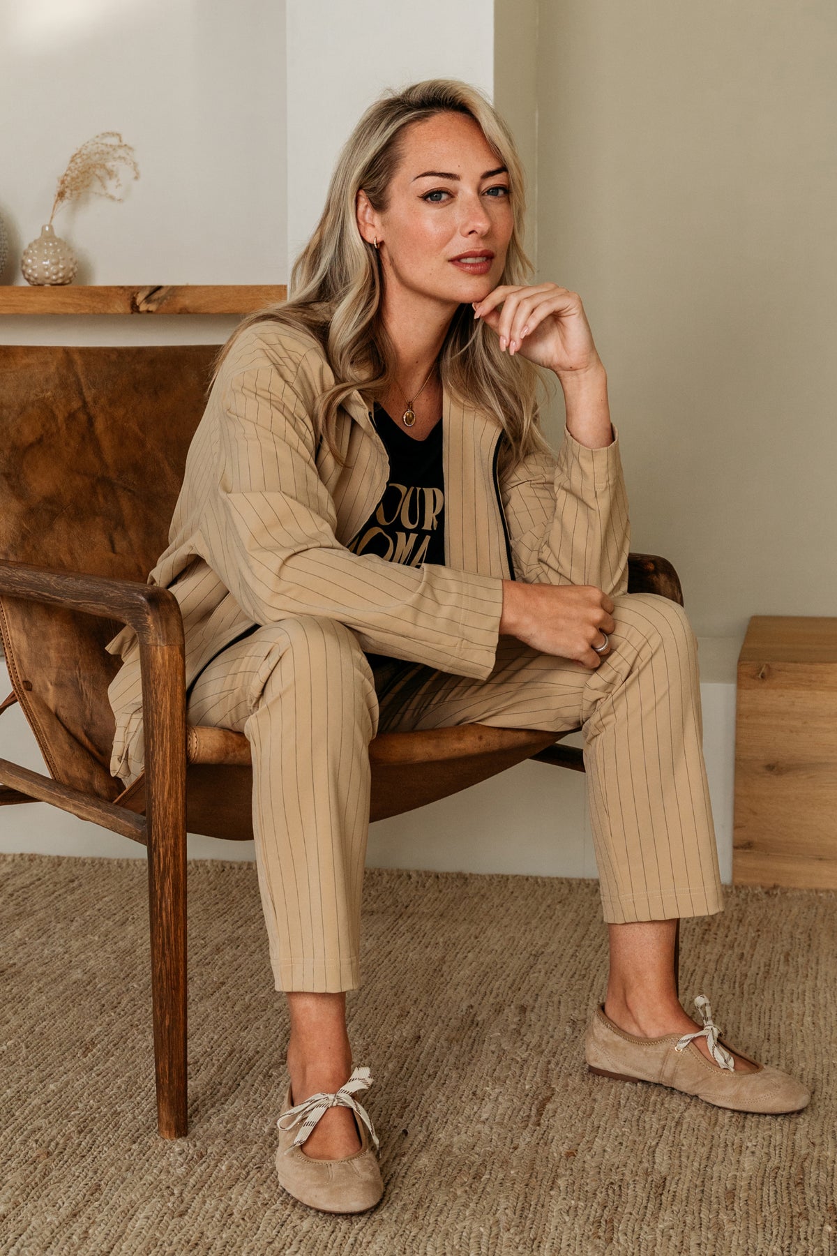 Lichtgewicht reishoodjacket van &Co woman, Paiva Stripe Sunset met blauwe en oranje strepen, zichtbaar in de afbeelding.